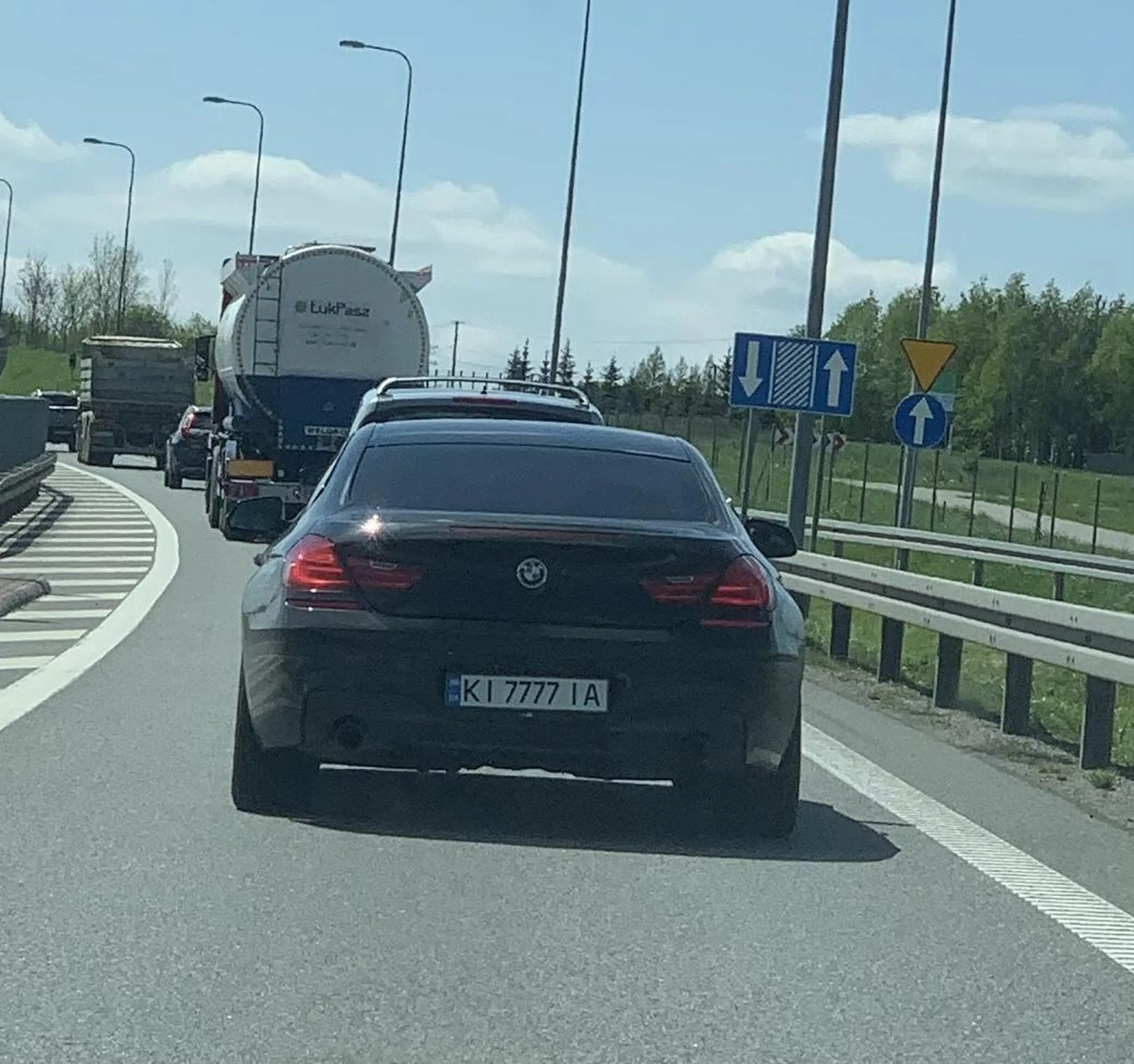 S19, Polska, samochód BMW 6, próbował rozwijać autostradowe prędkości, no ale na jednopasmowej s19 zostaje tylo jazda gęsiego i wpychanie się sobie na wzajem…