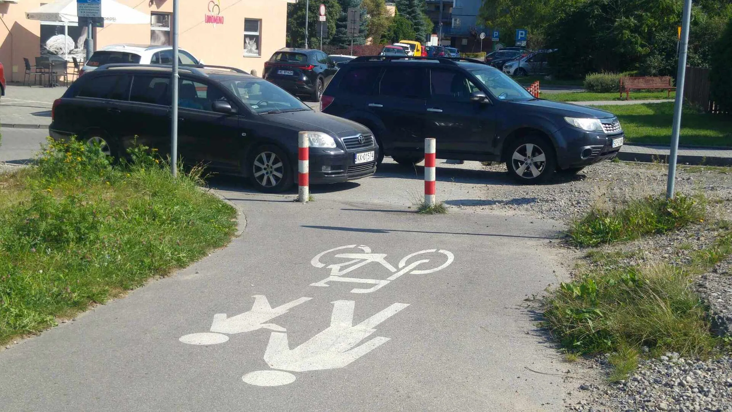 Kierowca ten blokuje ścieżki rowerowe parkując w taki sposób jak na zdjęciu.