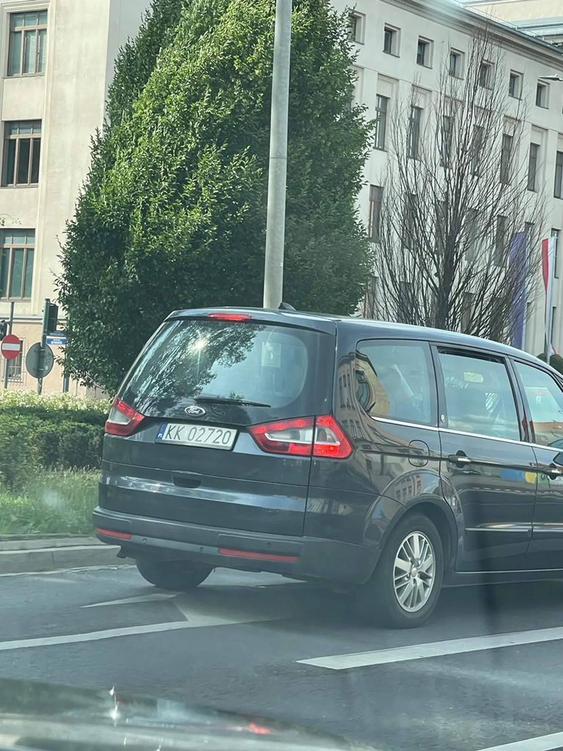 wjeb.... się z buspasa przed wszystkimi i jeszcze cwaniakuje.