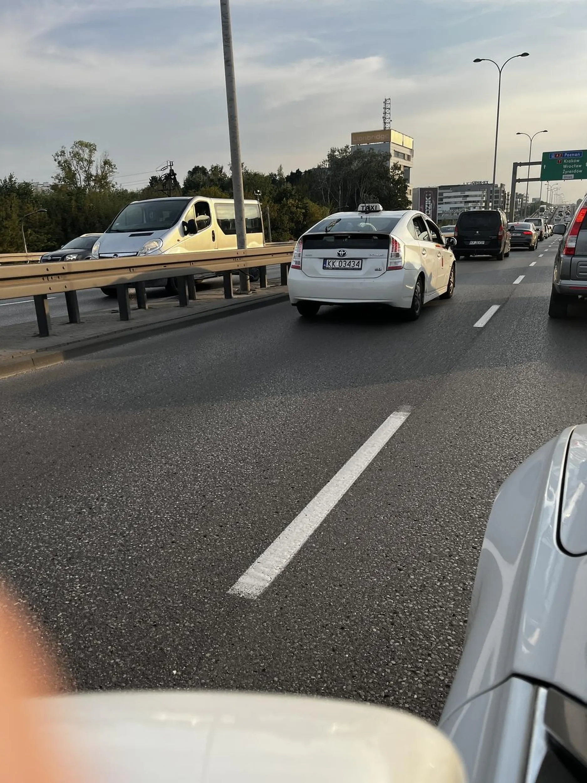 Uber albo bolt, wymusza zmieniając pas, wciska się na siłe tym złomem, po zatrabieniu wyprzedza i wyzywa. Oczywiście imigrant