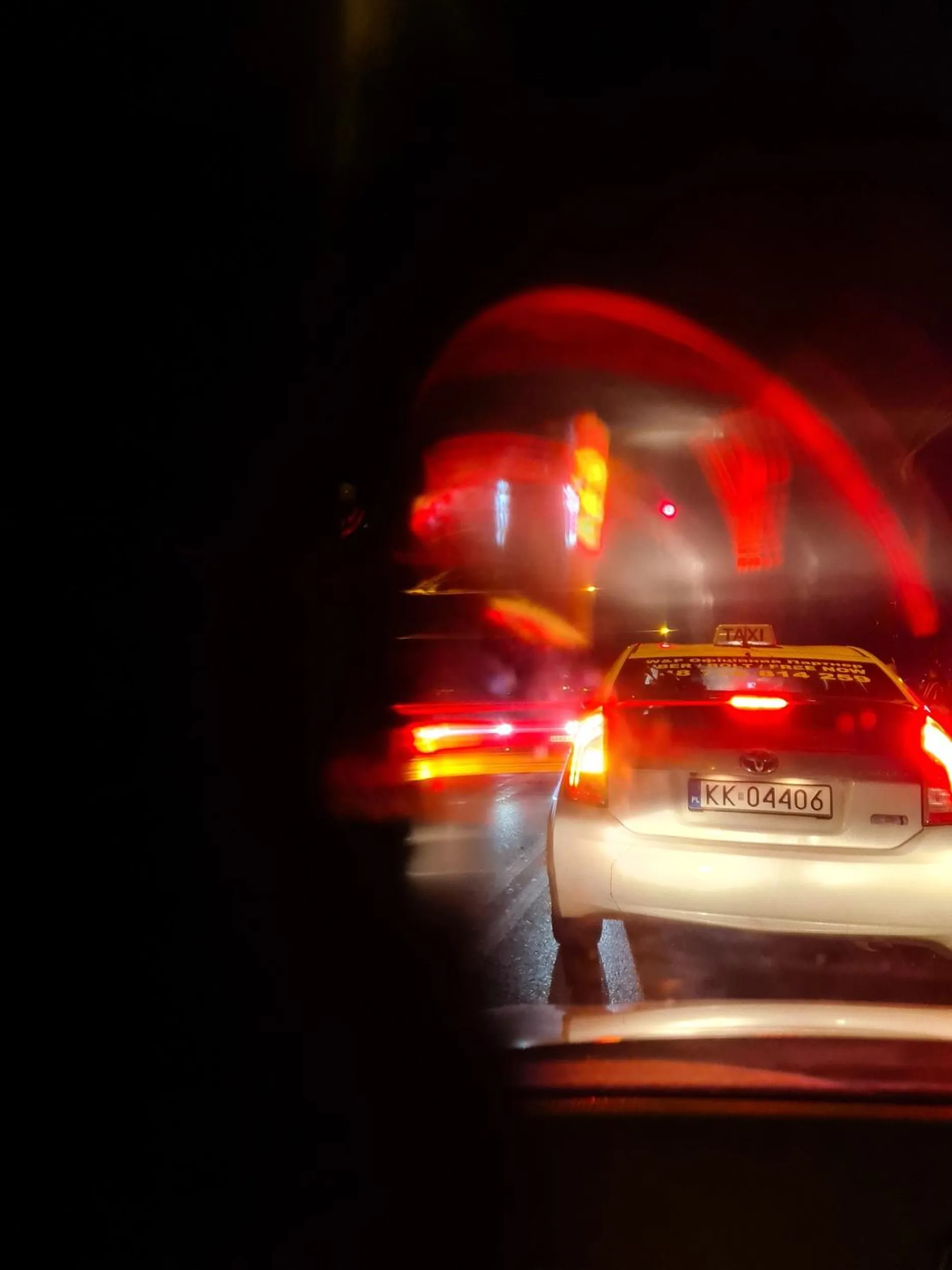 Kierowca wymusza pierwszeństwo w chamski sposób