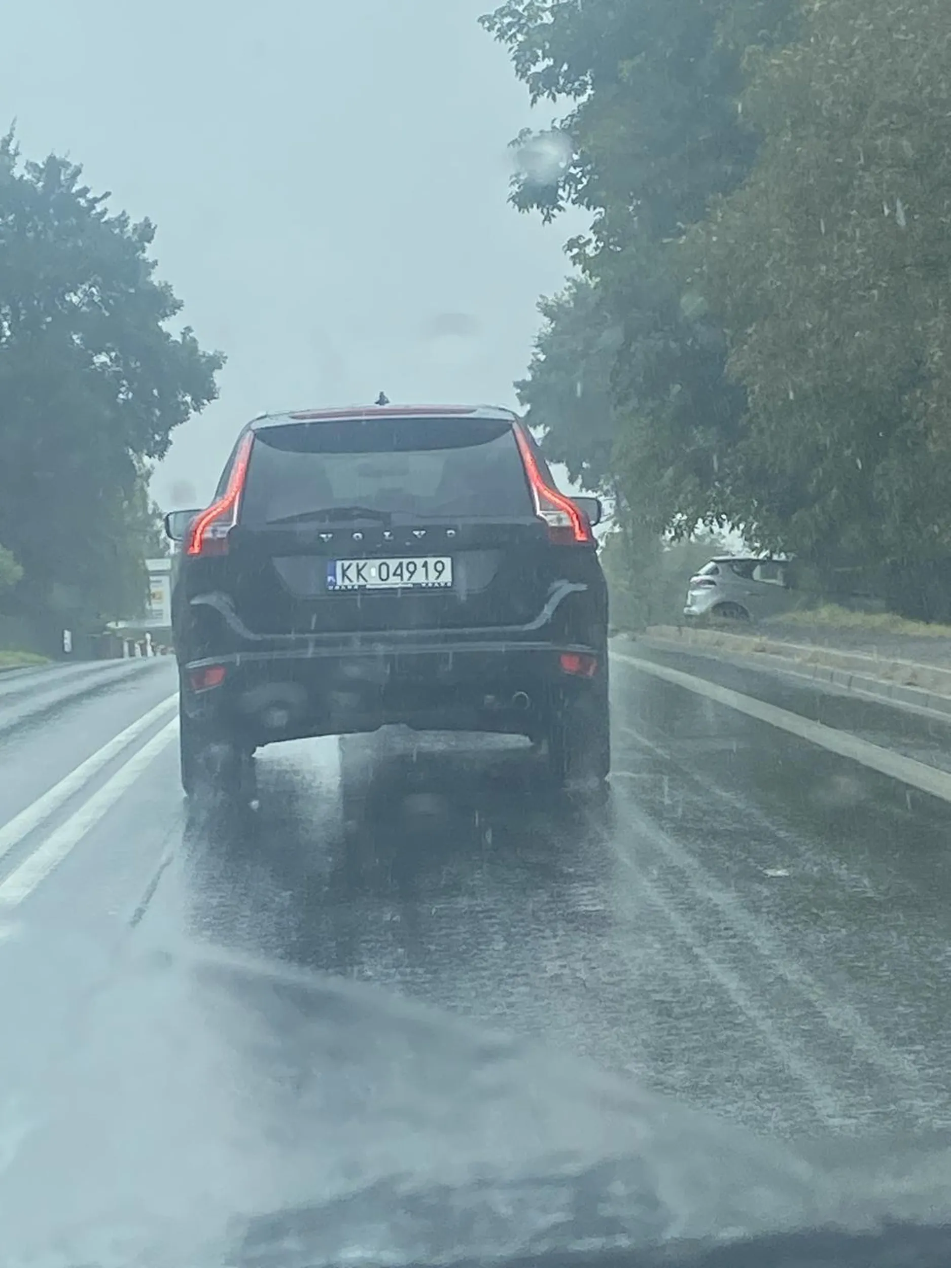 niedorozwinięty kutas z volvo wyprzedza w korku i wymusza pierwszeństwo