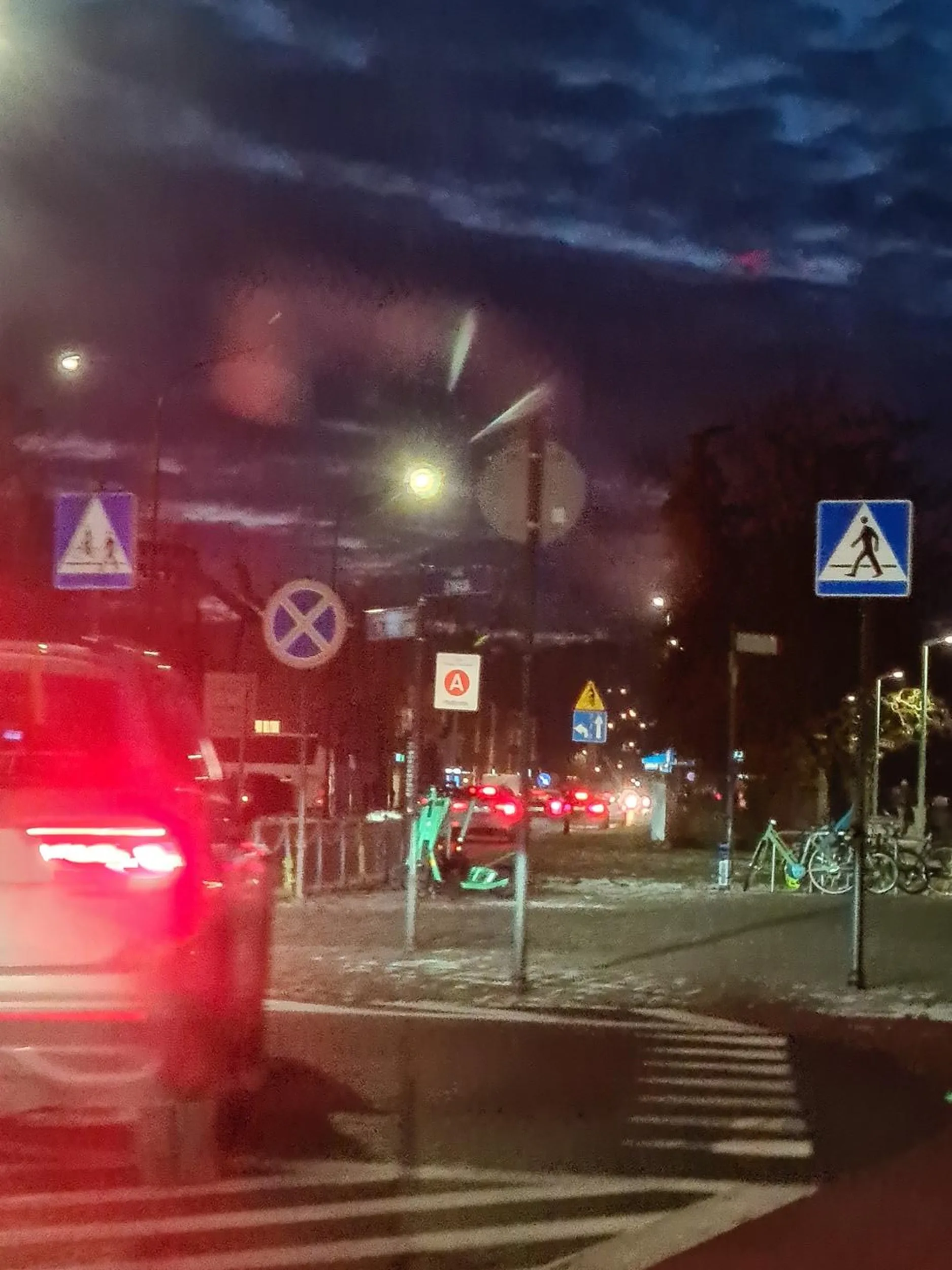 Pani kierowca jeździ niepewnie. Jeździ po terenie wyłączonym z ruchu.