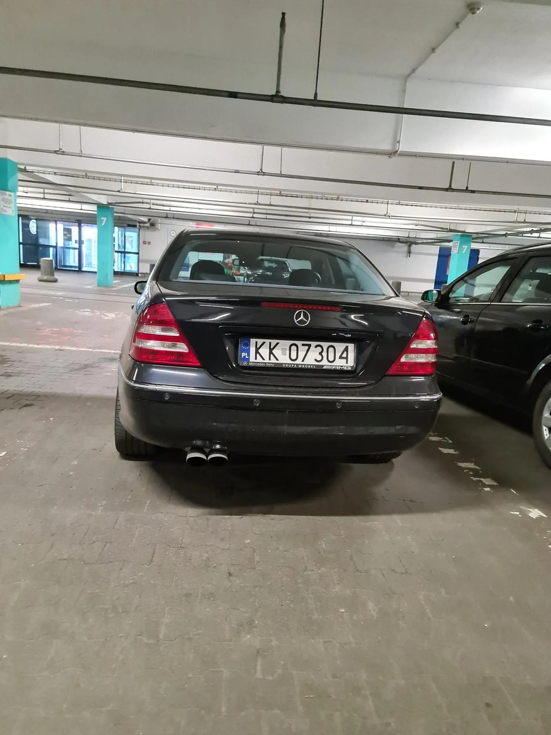 Agresywne manewry, zajeżdżanie drogi a później wyskakiwanie z auta i dążenie do konfrontacji. Niepoważny człowiek.