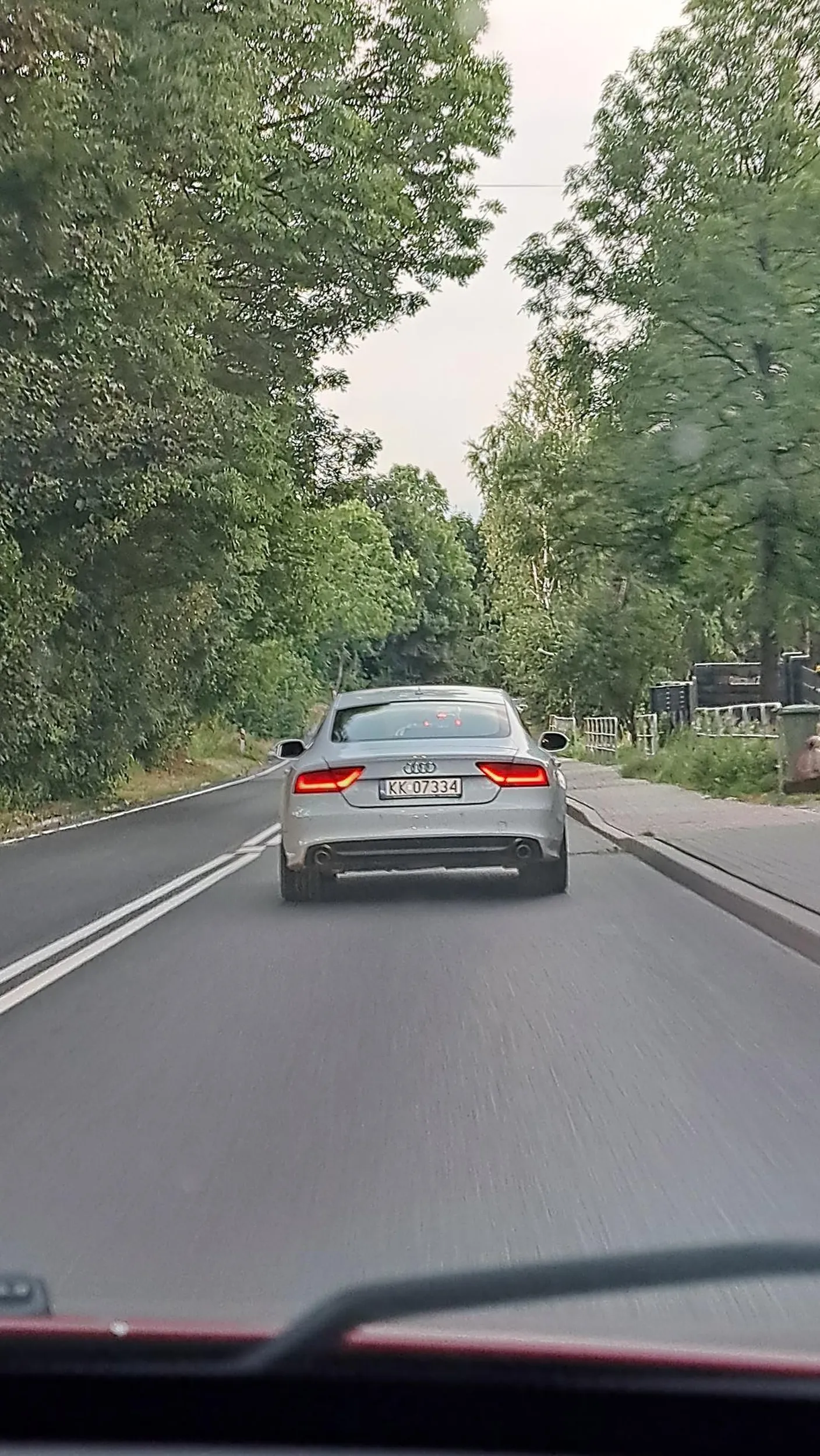 Jezdzi jak melepeta. Co chwilę hamuje na pustej prostej drodze i podjeżdża do środka drogi (przejeżdżając opona linie). Jezdzi slalomem na prostej drodze.