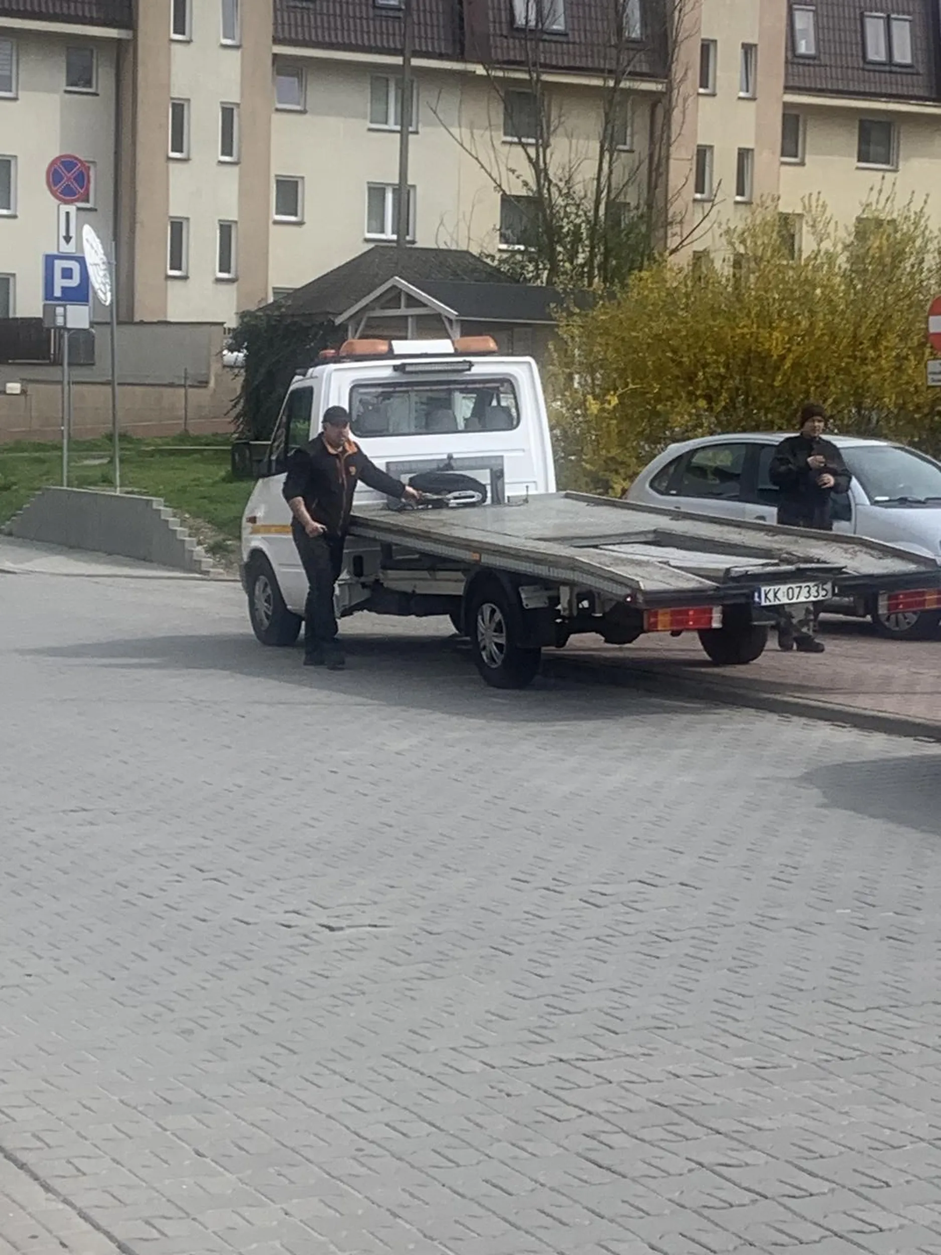 Prowadzacy lawete prawie wjechal w wozek z dzieckiem w Krakowie przy ulicy Drukarskiej. Zero wyobrazni - kierowca wsiadl, odpalil samochod i wycofal bez patrzenia