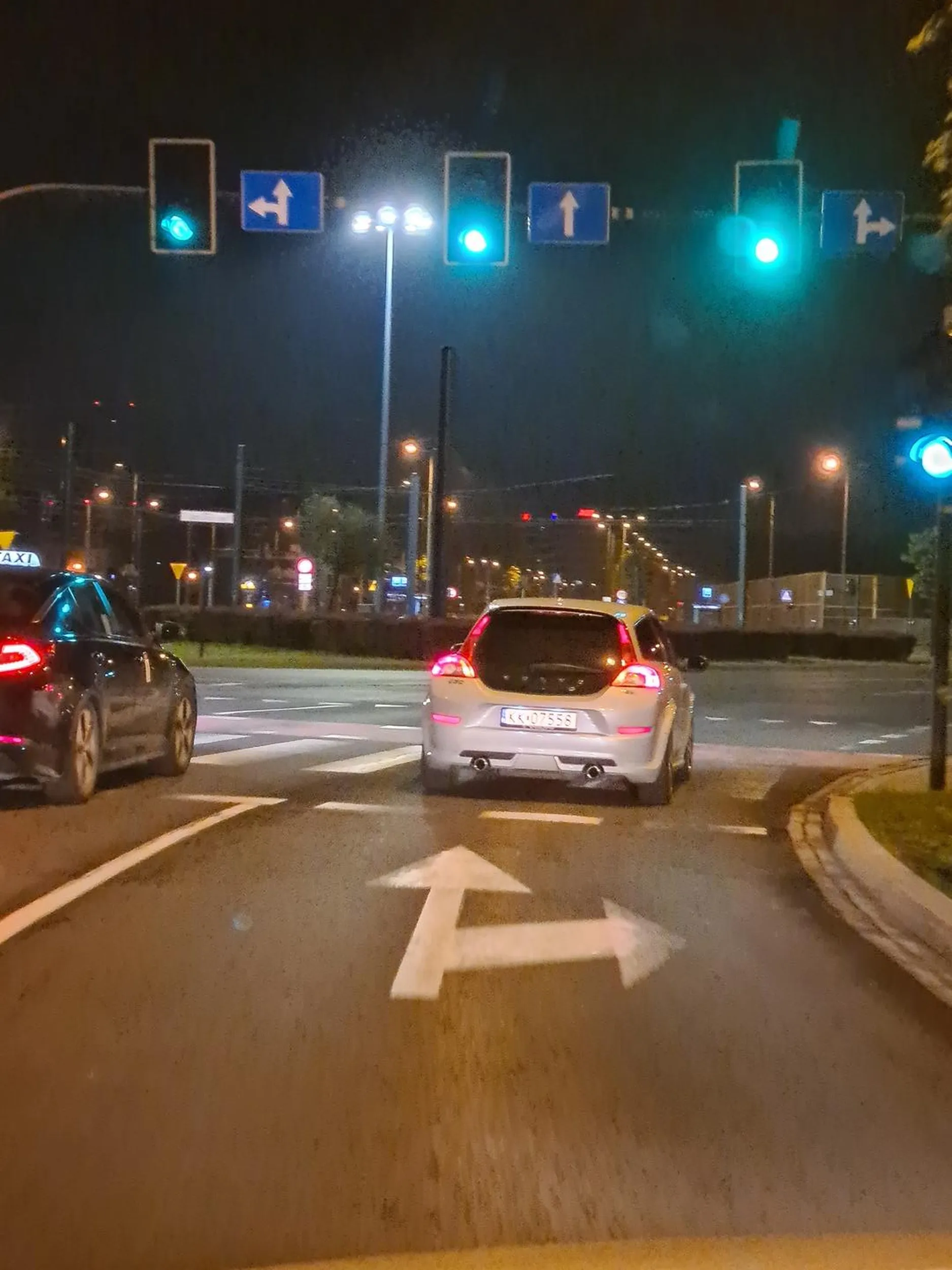 Kierowca jeździ niebezpiecznie i wyprzedza agresywnie.