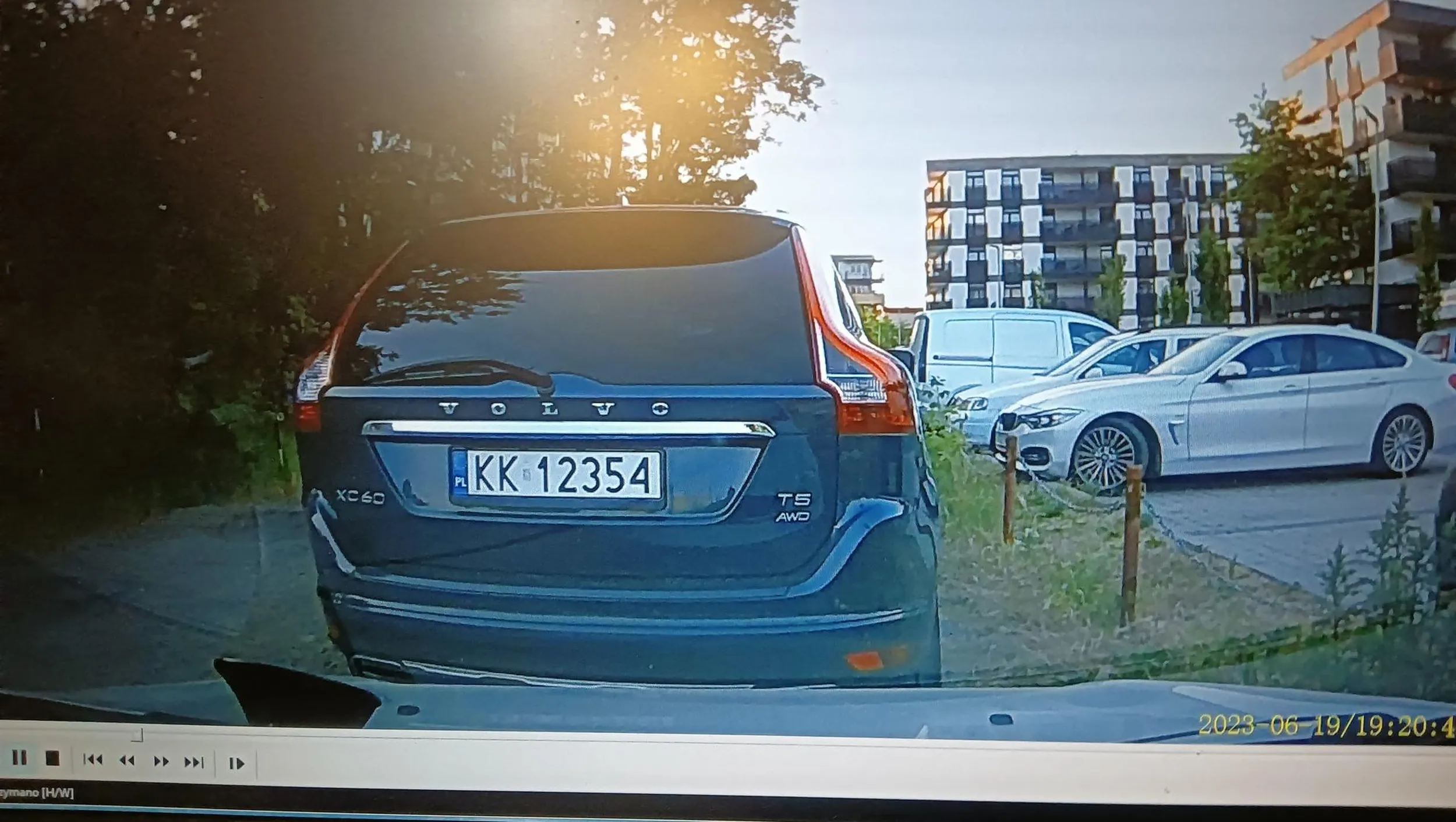 Nie ma to jak zaparkować połowa auta na drodze a przy wyjeżdżaniu pomimo ogromu miejsca wycofać hakiem w auto z tyłu i odjechać... Jak nie ogarniasz rozmiaru auta to może czas się przesiąść ma hulajnogę