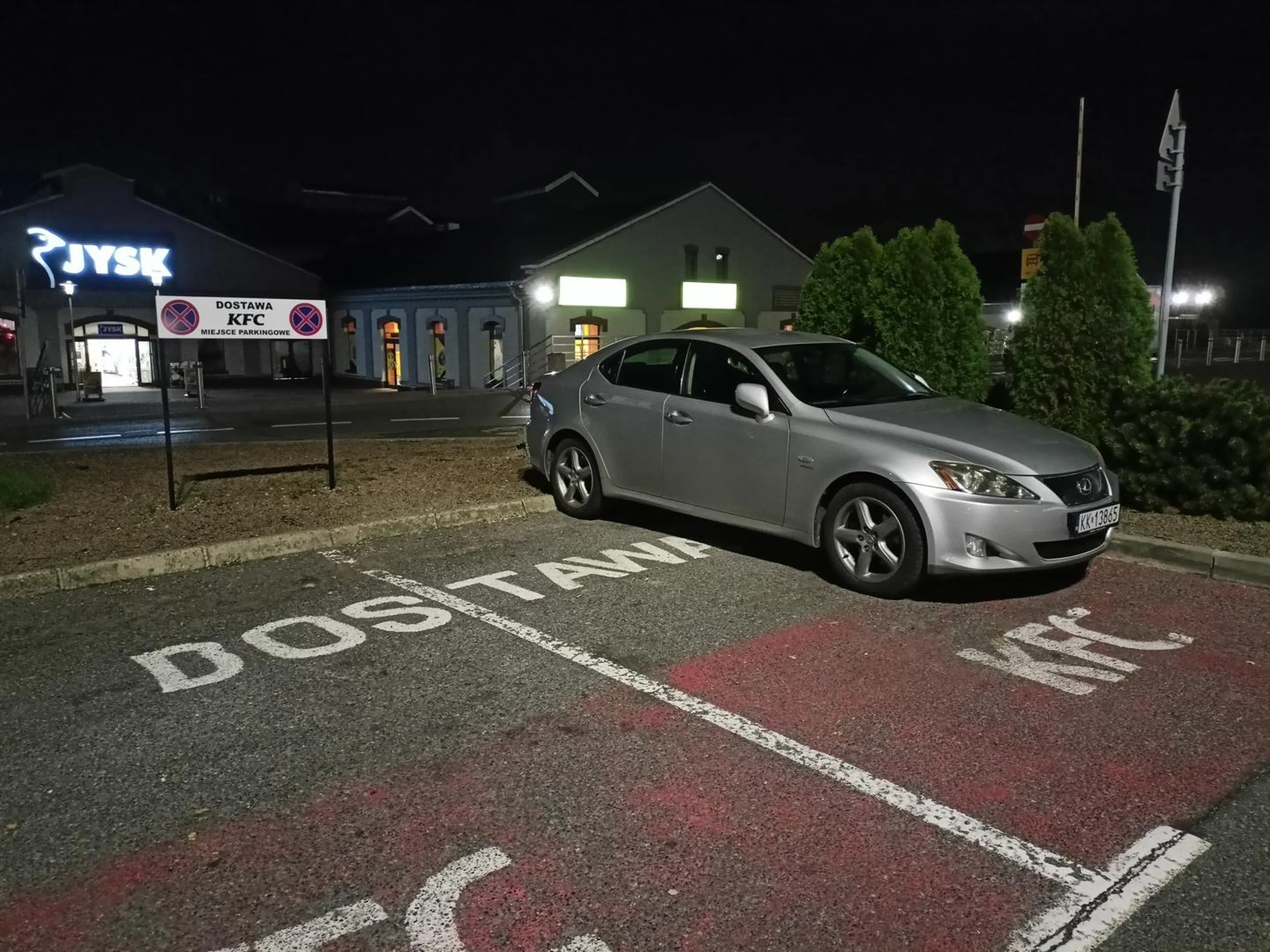 Pełno pustych miejsc na parkingu, ale jegomość musiał stanąć akurat na tym