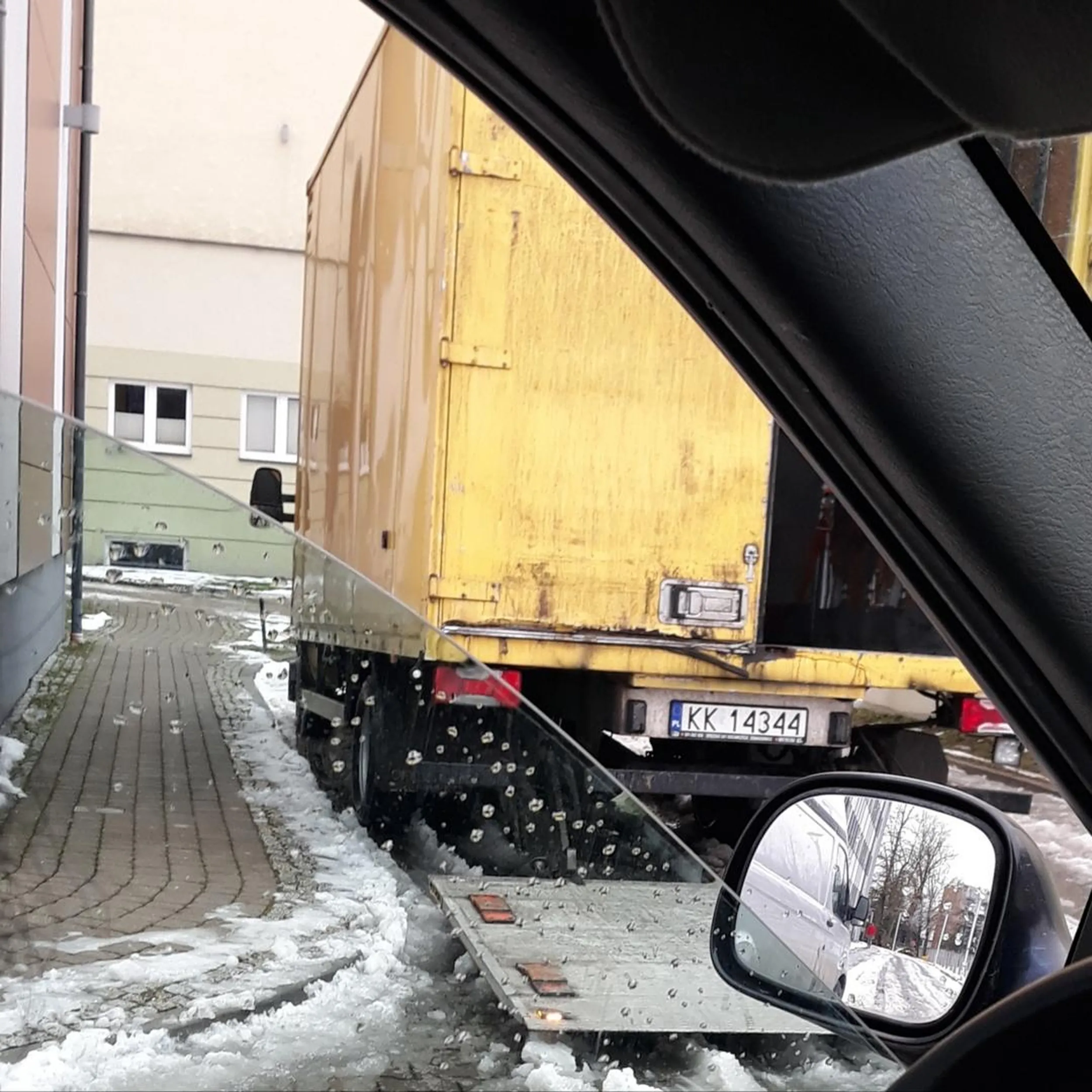 $mieciu Pytam Się Ciebie Grzecznie, Ile Mam Czekać i Że Się Śpieszę, a Ty Ku*asie Blokujesz Tymi Zwłokami Jedyną Drogę Wyjazdową z Sanatorium i Celowo Wypakowujesz Jakieś Szmaty, Nie Śpiesząc Się, Po Czym Spacerkiem Wchodzisz Do Żółtodzioba. Taki Cwaniak Jesteś i Pokazówkę Robisz, Że Ci Się Nie Spieszy? Chcesz, To Mogę Ci Przyspieszyć (Zwłaszcza Za Te Odzywki) Prezent Na Gwiazdkę w Formie Mandatu! Zdjęcie zrobione przez pasażera.