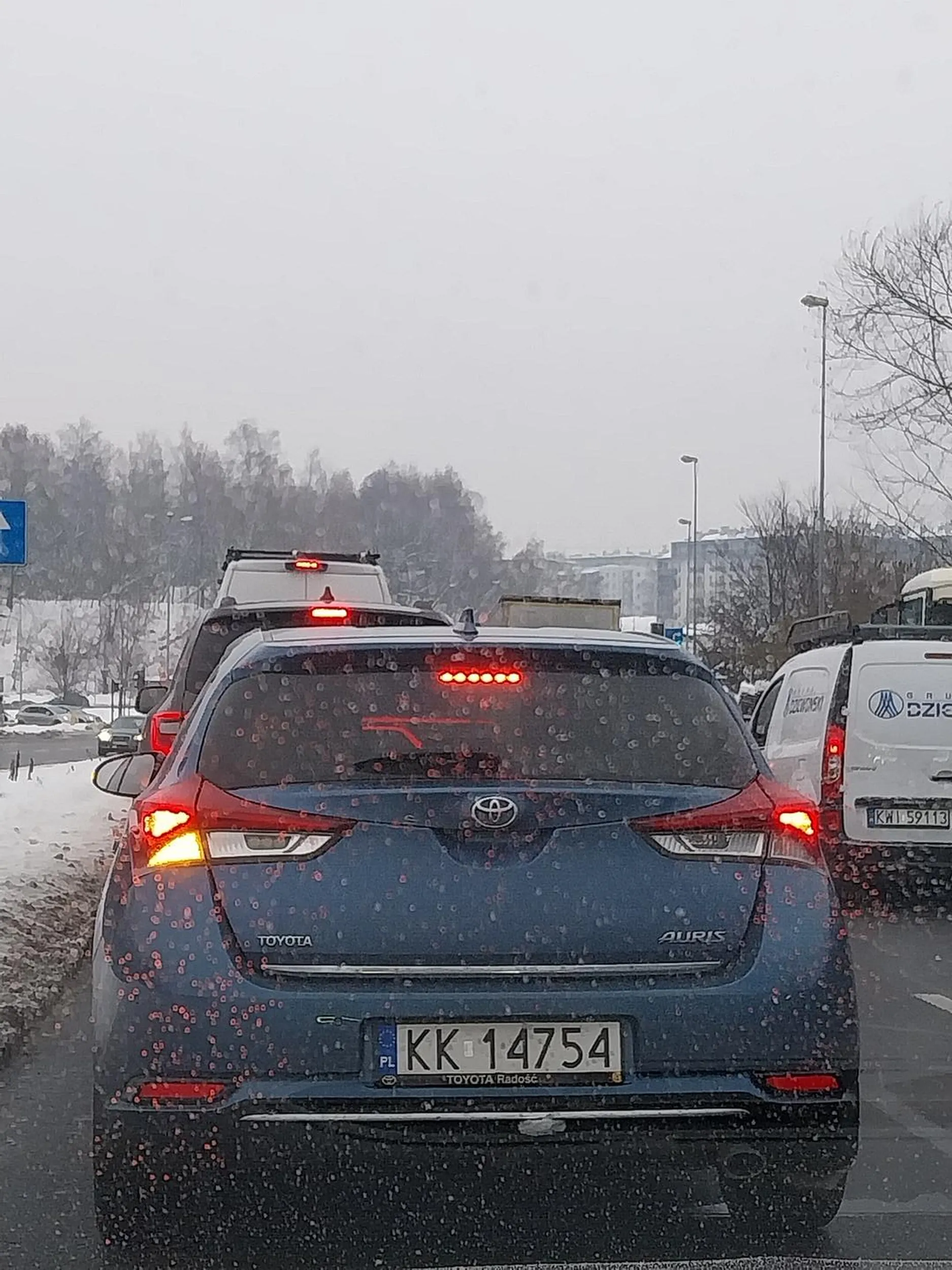 Burak wymusza pierwszeństwo, zajeżdża drogę i uważa, że kierunkowskaz daje pierwszeństwo.