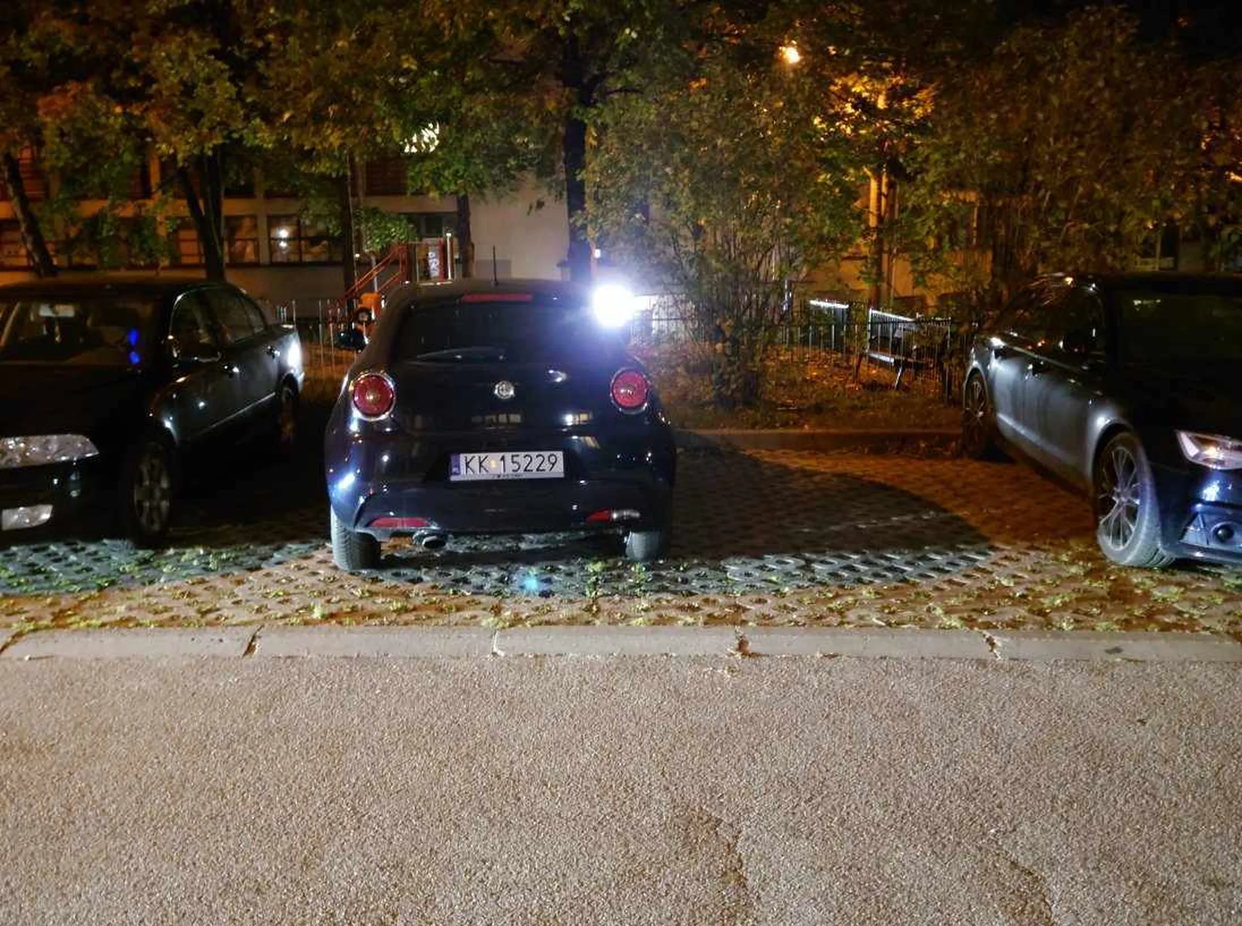 Pewnie dobrze wiesz, że na tym osiedlu mało miejsca jest dla aut to jeszcze parkujesz jak typowa baba i stoisz tak od 3 dni. Na zdjęciu niestety tego tak nie widać, ale tam ledwo co się zmieści inne auto większe niż maluch tak żeby dało się otworzyć drzwi.