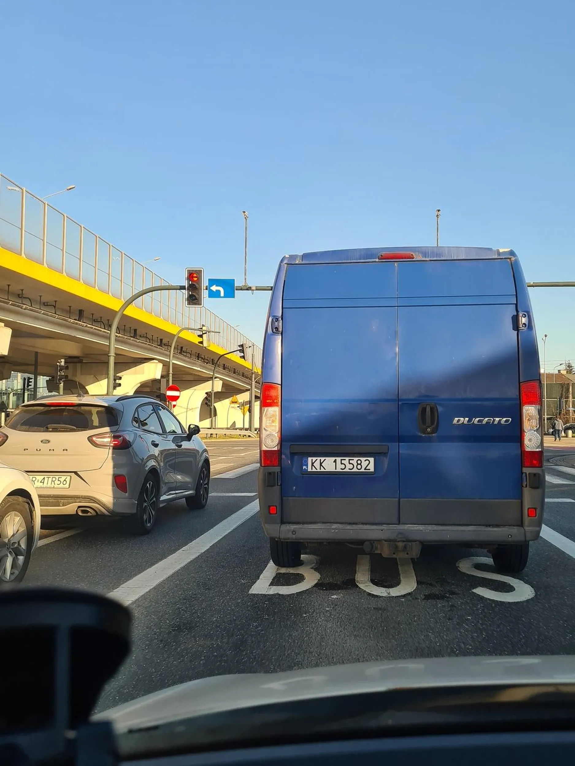 Kierowca jeździ buspasem bezprawnie