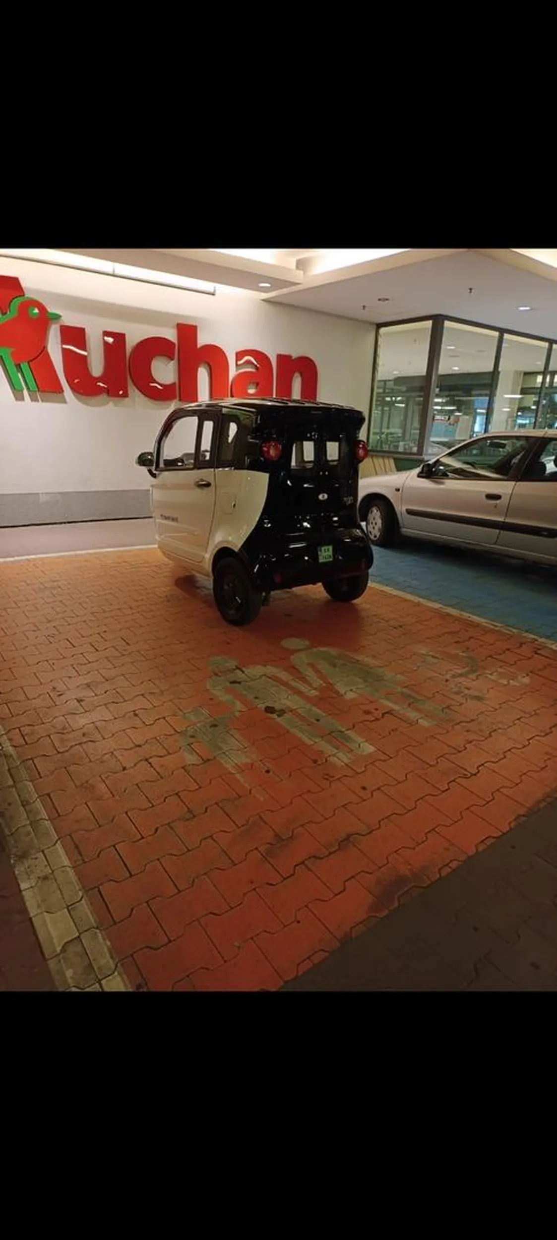 Staje na miejscu dla rodzin z dziećmi. Rodziny raczej takim pojazdem nie ma możliwości przewieźć