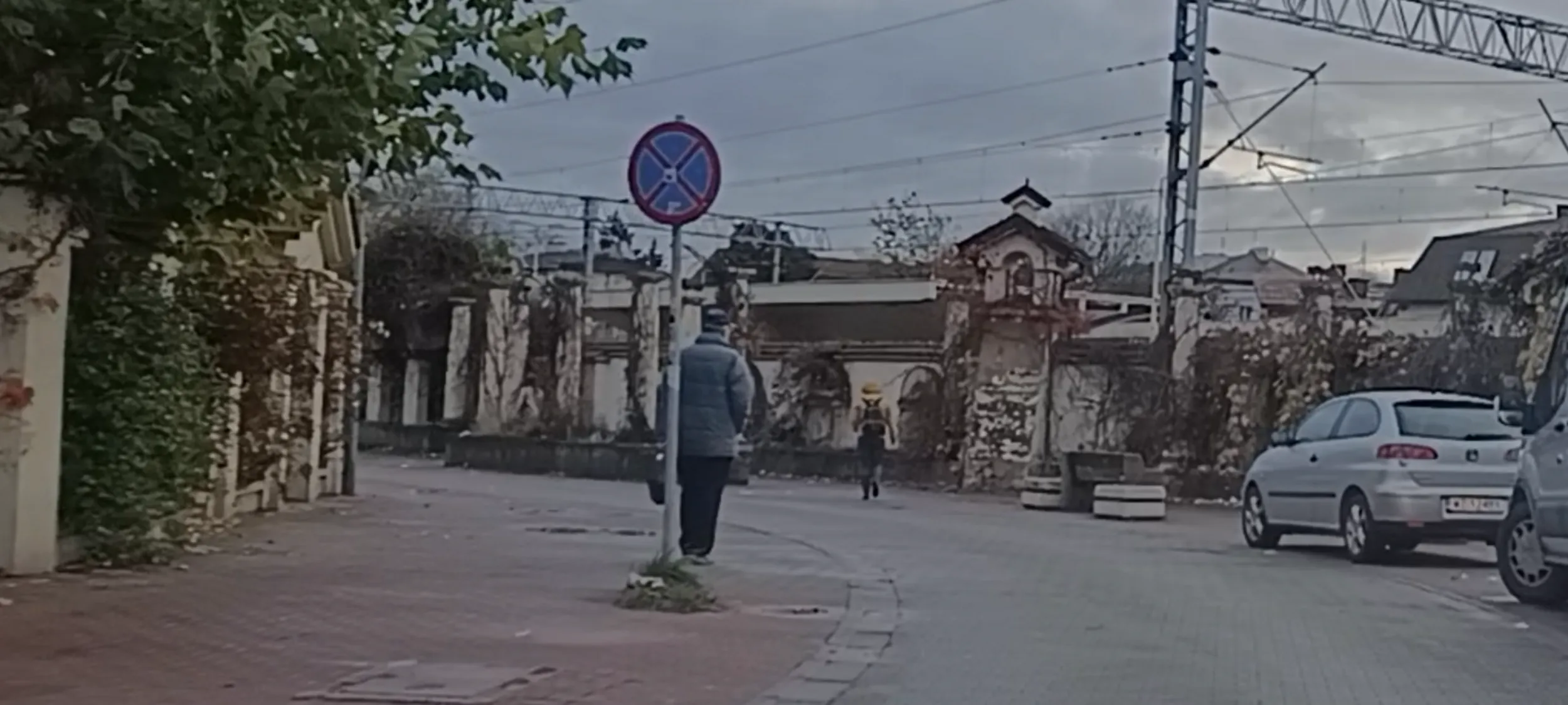 Wójcio dobra rada, upomina, że nie wolno parkować w Warszawie na jezdni i chodniku w miejscu gdzie obowiązuje zakaz zatrzymywania się i postoju.