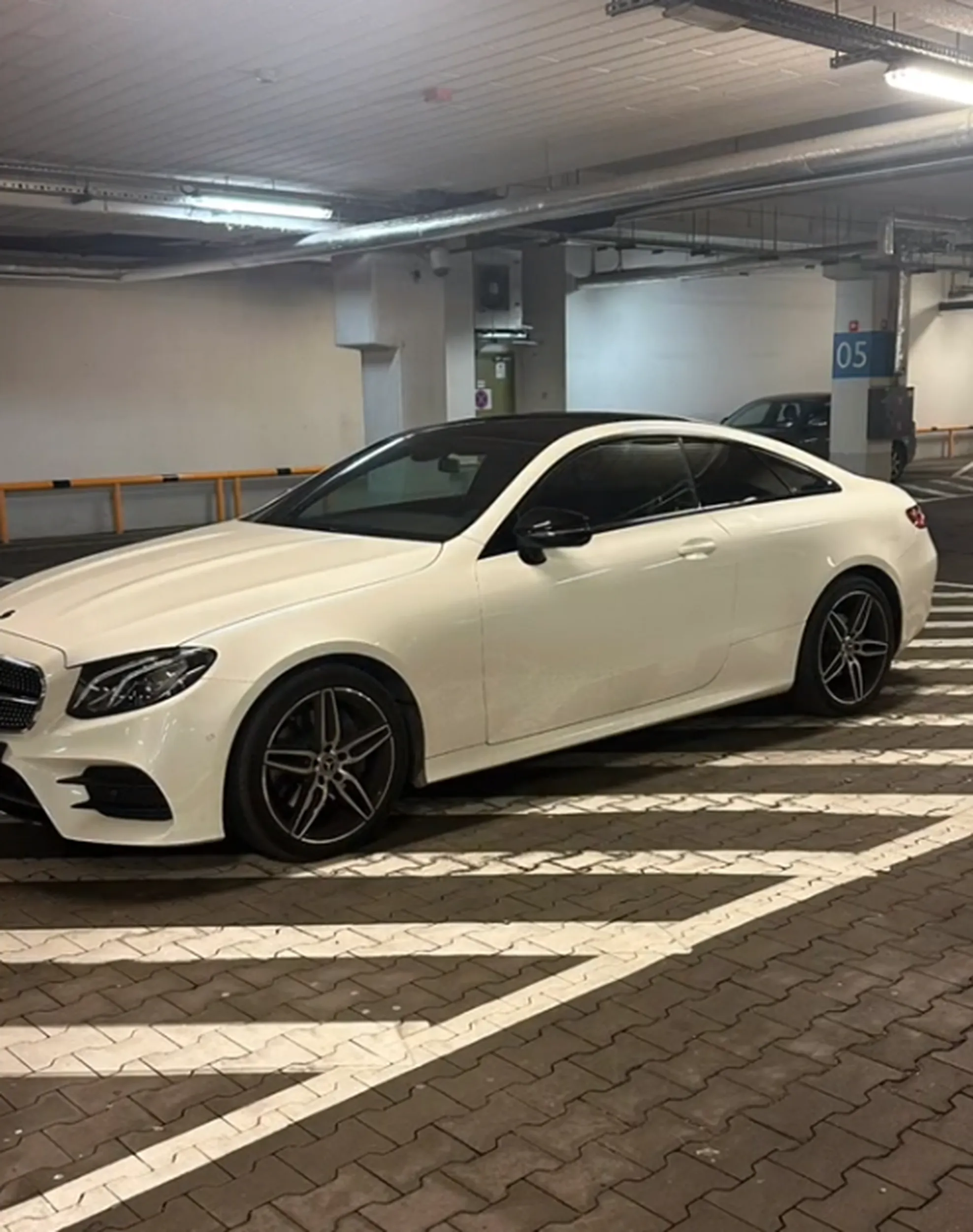 To jest jakiś dramat, karyna z tapetą na twarzy ubierająca się jak dziewczynka ciągle staje na miejscu dla technika w parkingu podziemnym mimo że cały parking pusty, widać że ma się za nie wiadomo kogo, po tym jak zwróciliśmy jej uwagę zaczęła krzyczeć aż makijaż jej się rozmazał i mówiła że jej mąż jest z kryminału i nas znajdzie, zgłosiliśmy sprawę tego samego dnia w odpowiednie miejsce, a kobieta która ma pusto w głowie niech nauczy się parkować..