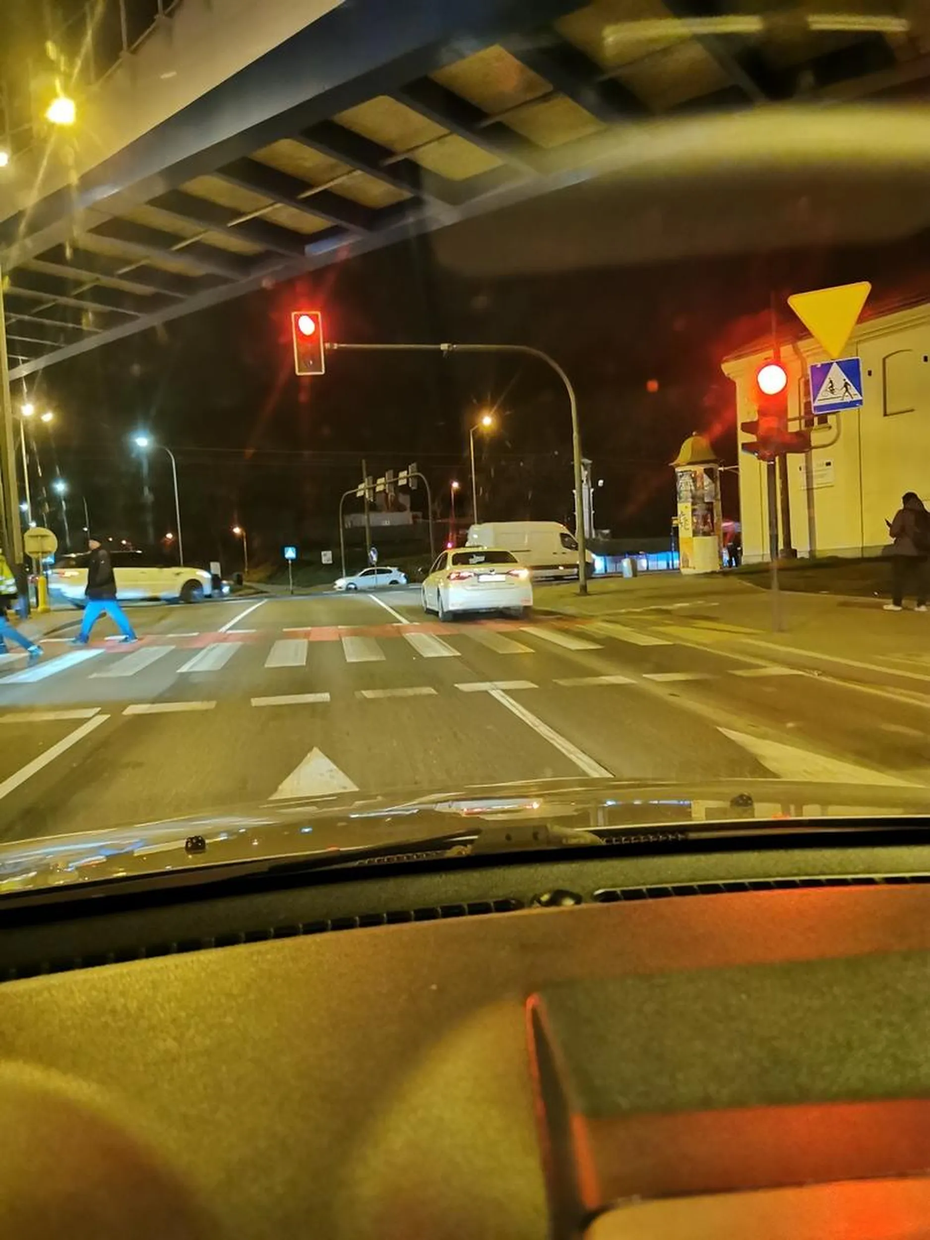 Chory psychicznie złotówka który wymusił awaryjne hamowanie próbując doprowadzić do kolizji. Przy próbie wymijanie próbował że pchnąć na barierki. Po wyminieciu przy użyciu 3! pasa, na światłach wyjął jakiś pistolet i strzelał w moja stronę na szczęście był pusty magazynek bądź się zaciął. Zadzwoniłem na policję próbując to zgłosić ale przejechał na 2 czerwonych światłach i uciekł więc mi powiedziano, że nic nie mogą zrobić.