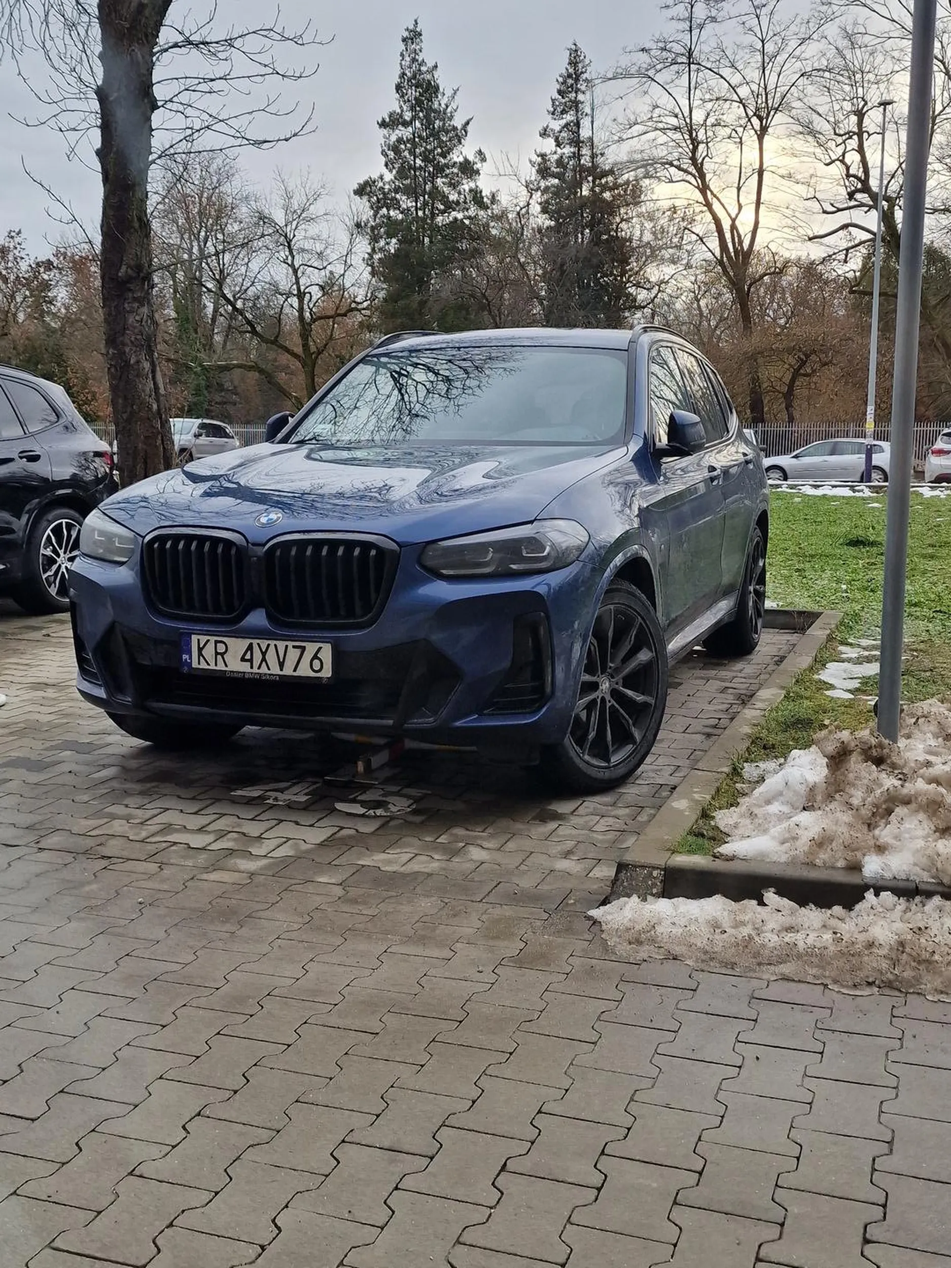 Należy mu się karny k**as za parkowanie na prywatnym miejscu!!