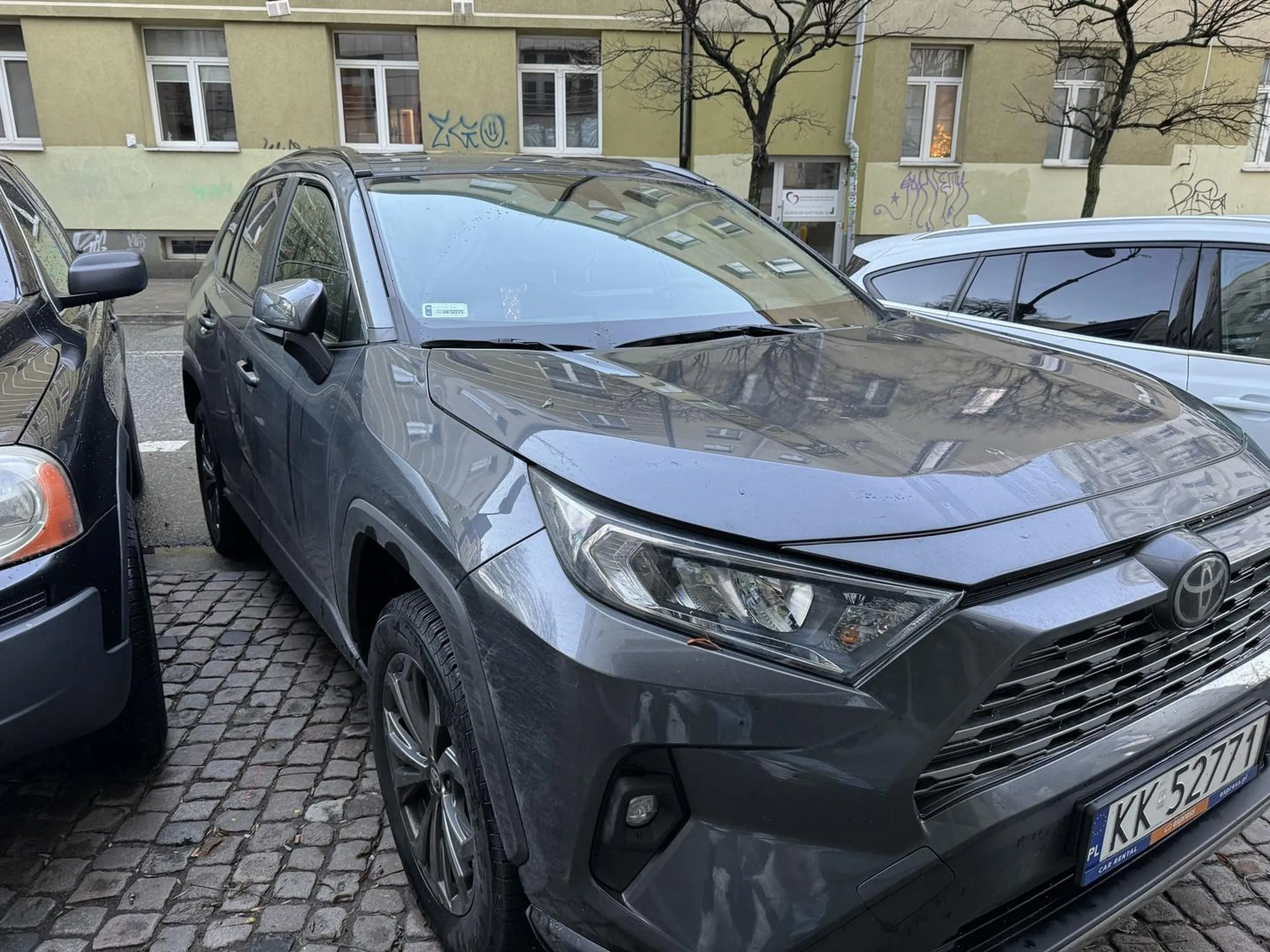 Cham nie potrafi parkować i blokuje drzwi innym kierowcom