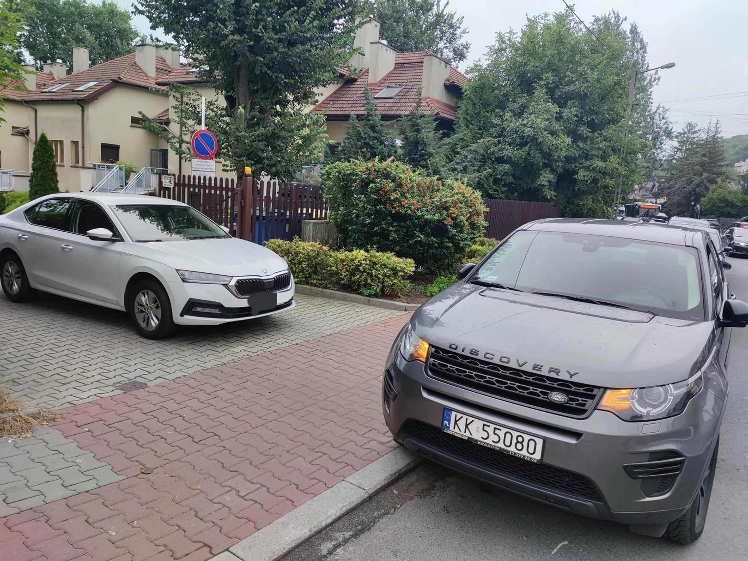 Pani zaparkowała przy wyjeździe z terenu. Na tę uwagę odpowiedziała: „Jestem tylko na 5 minut”