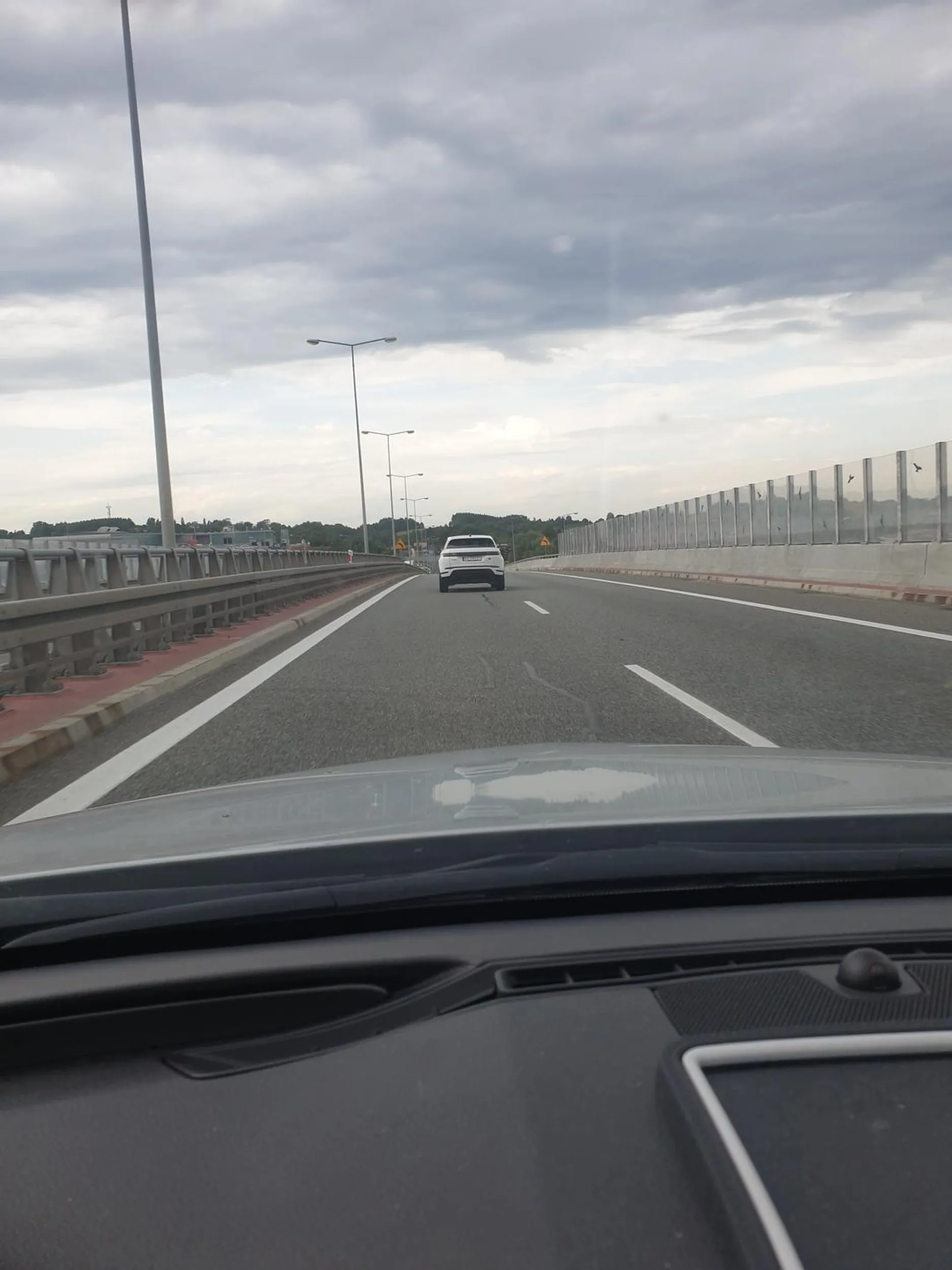 Pani lubi lewy pas tak bardzo, że ślimaczy się na lewym dziesiątki kilometrów, mimo wolnego prawego pasa. Może nie wie, że mamy inne przepisy albo nie zdążyła na kursie opanować zmiany pasa.