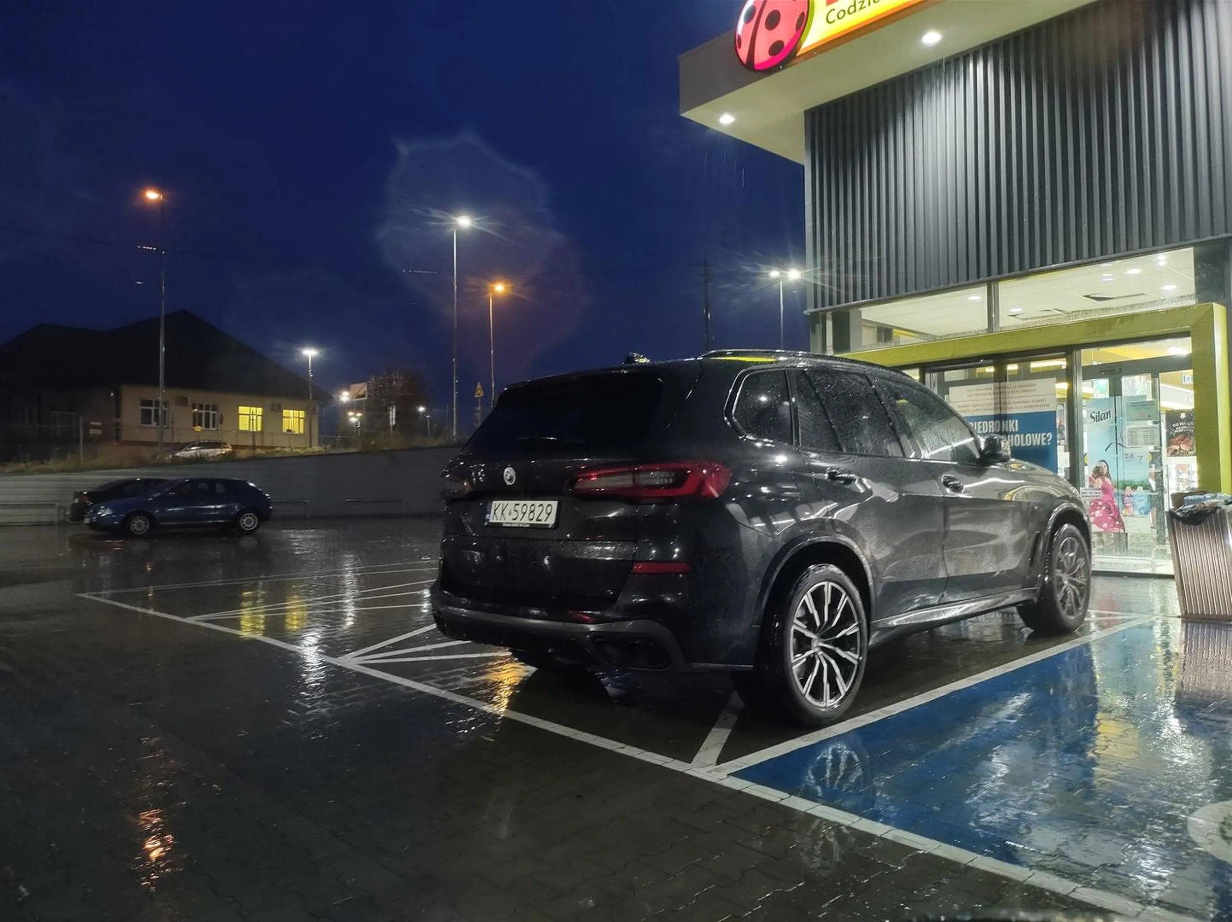 Kto bogatemu zabroni. Ulewa a ten zablokuje wyjście ze sklepu bo szkoda że do środka nie wjechał