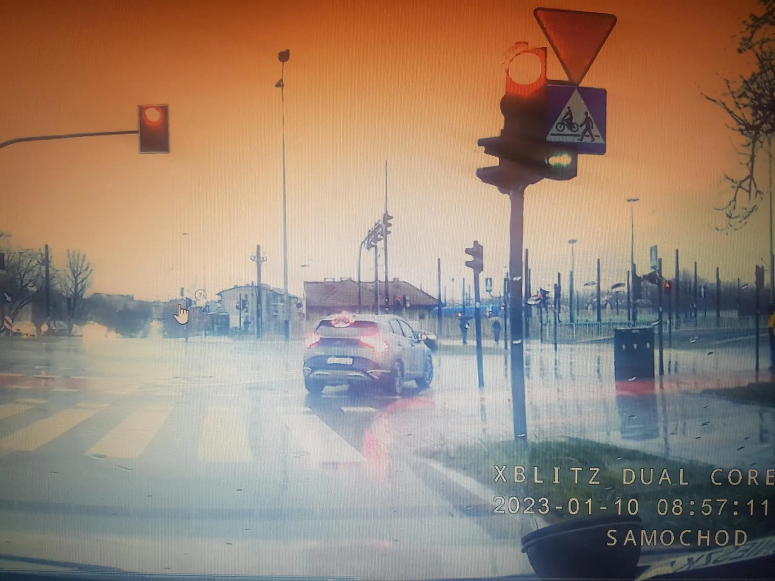 Skręcając warunkowo w prawo na skrzyżowaniu masz pas rozbiegowy żeby jechać dalej. Nie musisz nikogo puszczać i nie musisz złośliwie hamować kiedy trąbie informując ciebie o twojej głupocie.