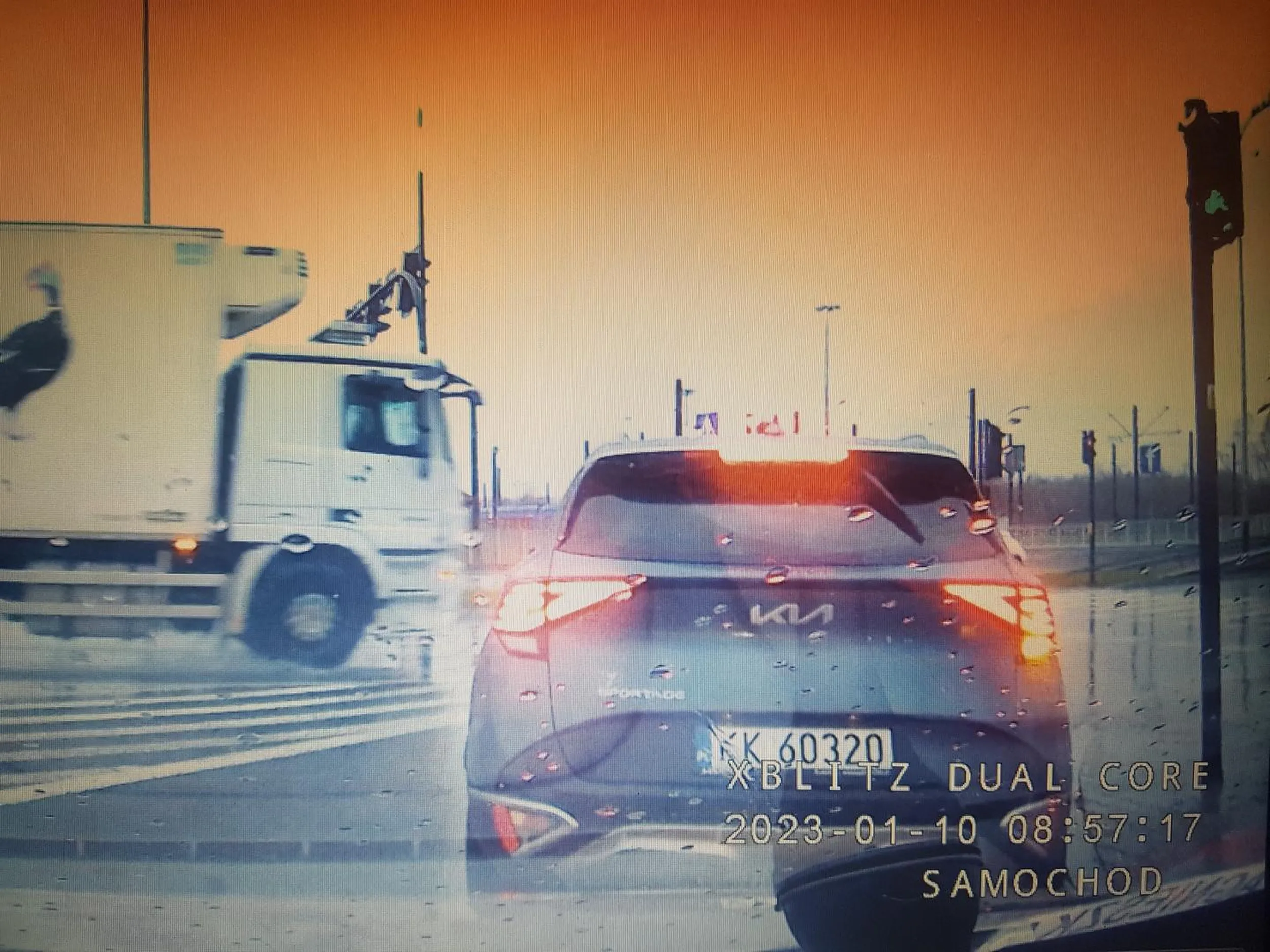 Skręcając warunkowo w prawo na skrzyżowaniu masz pas rozbiegowy żeby jechać dalej. Nie musisz nikogo puszczać i nie musisz złośliwie hamować kiedy trąbie informując ciebie o twojej głupocie.