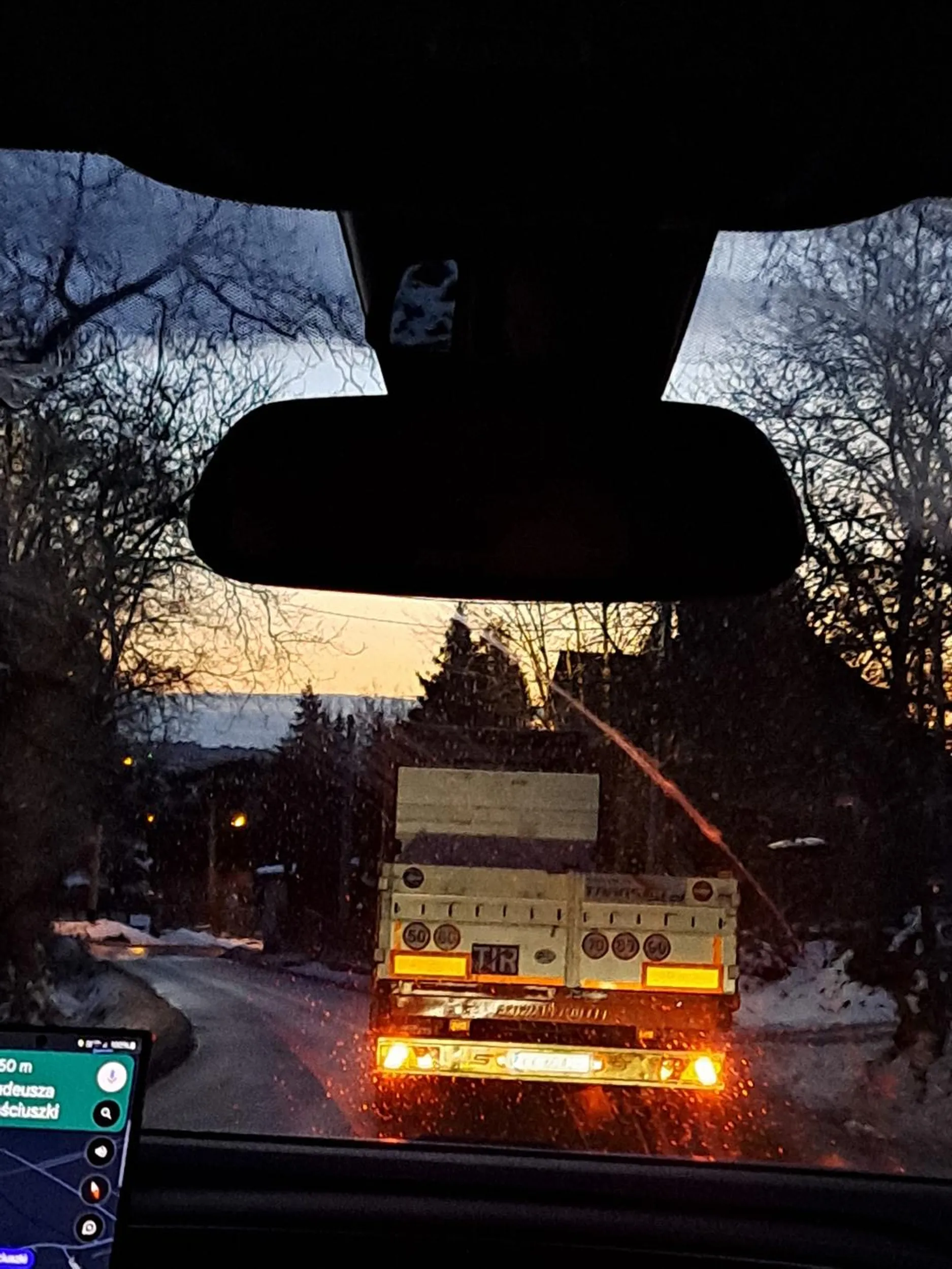 Tirowiec jeździ po bocznych. Ledwo się mieści. Co za gość!