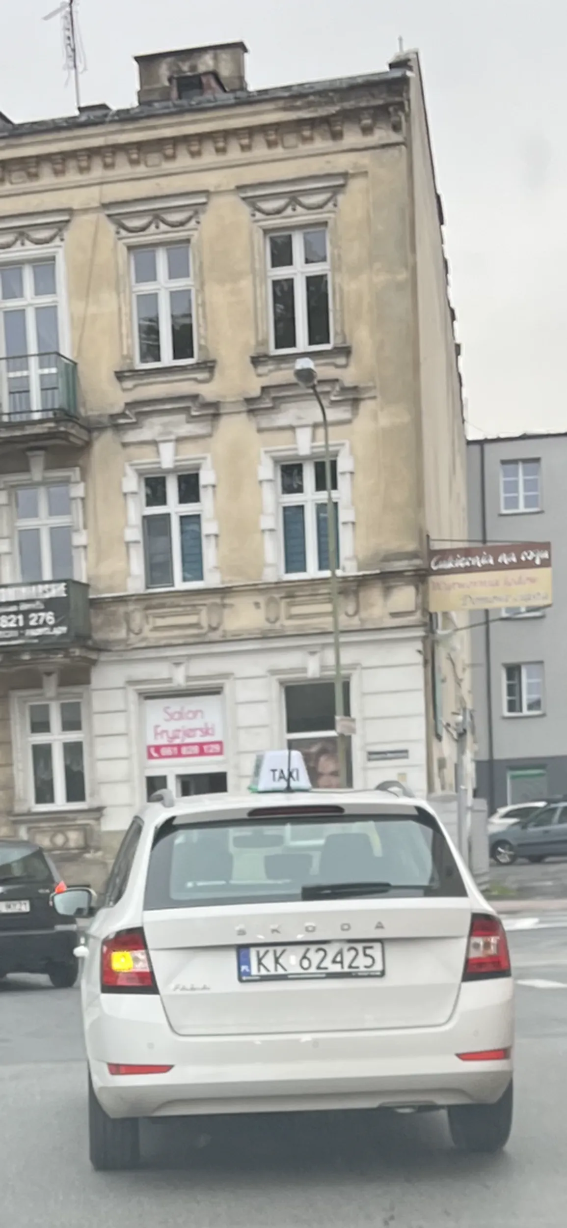 Kierowca wymusza pierwszeństwo w Kaliszu. Biała Skoda Fabia oznaczona jako Bolt (taxi).