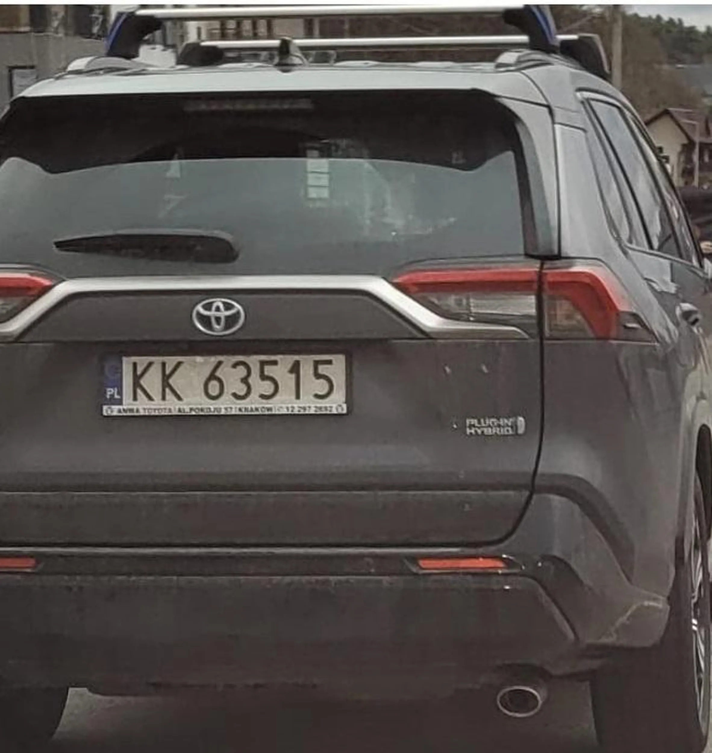 Nie pozdrawiam kierowcy Toyoty RAV4 na krakowskich numerach KK63515. Tak chamskigo buraka widuje się raz na kilka lat. Prawdziwy rodzynek (wiecie o czym mówię). Agresywny i prawdopodobnie niezrównoważony psychicznie. Radzę omijać na drodze i poza nią.