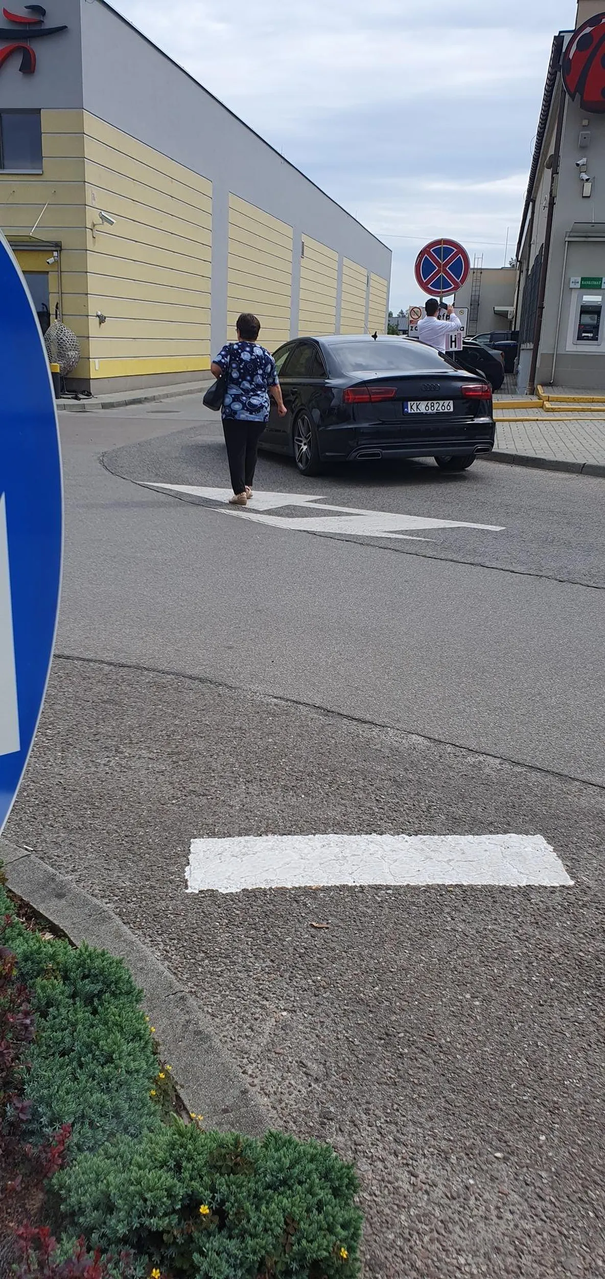 Jakieś upośledzone babsko stanęło na przejeździe centralnie przed znakiem zakazu zatrzymywania się, żeby nie musieć nosić za daleko dziecka, zapatrzona w telefon, że nie zwraca uwagi na to co się dzieje dookoła, takim osobom powinno się zabierać prawo jazdy