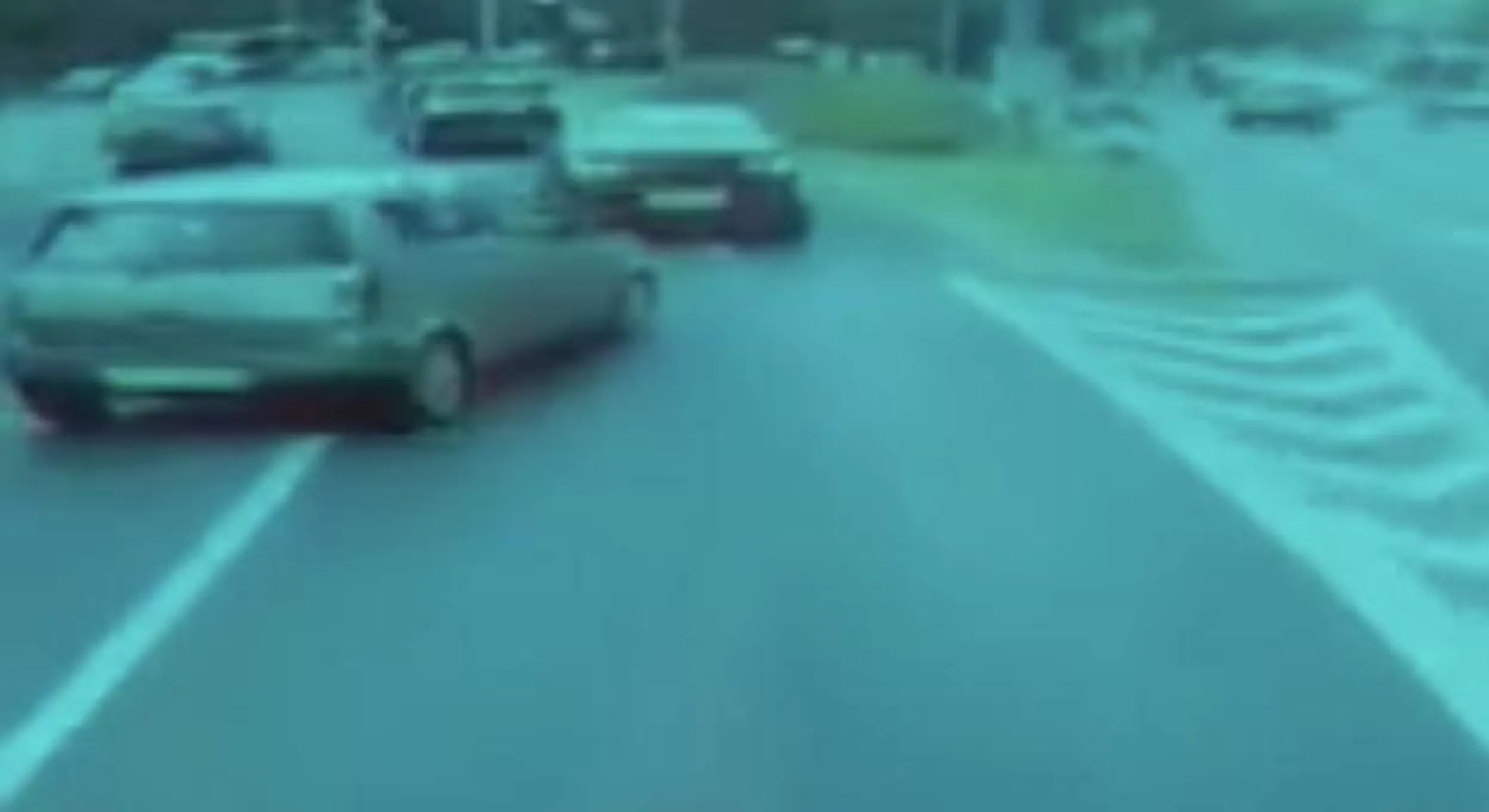 Szeryf drogowy, nadmierna prędkość w terenie zabudowanym, przejeżdża ciągle linie, gwałtowne manewry, tamuje ruch w środku miasta, aby pokazać swoje wielkie ego.