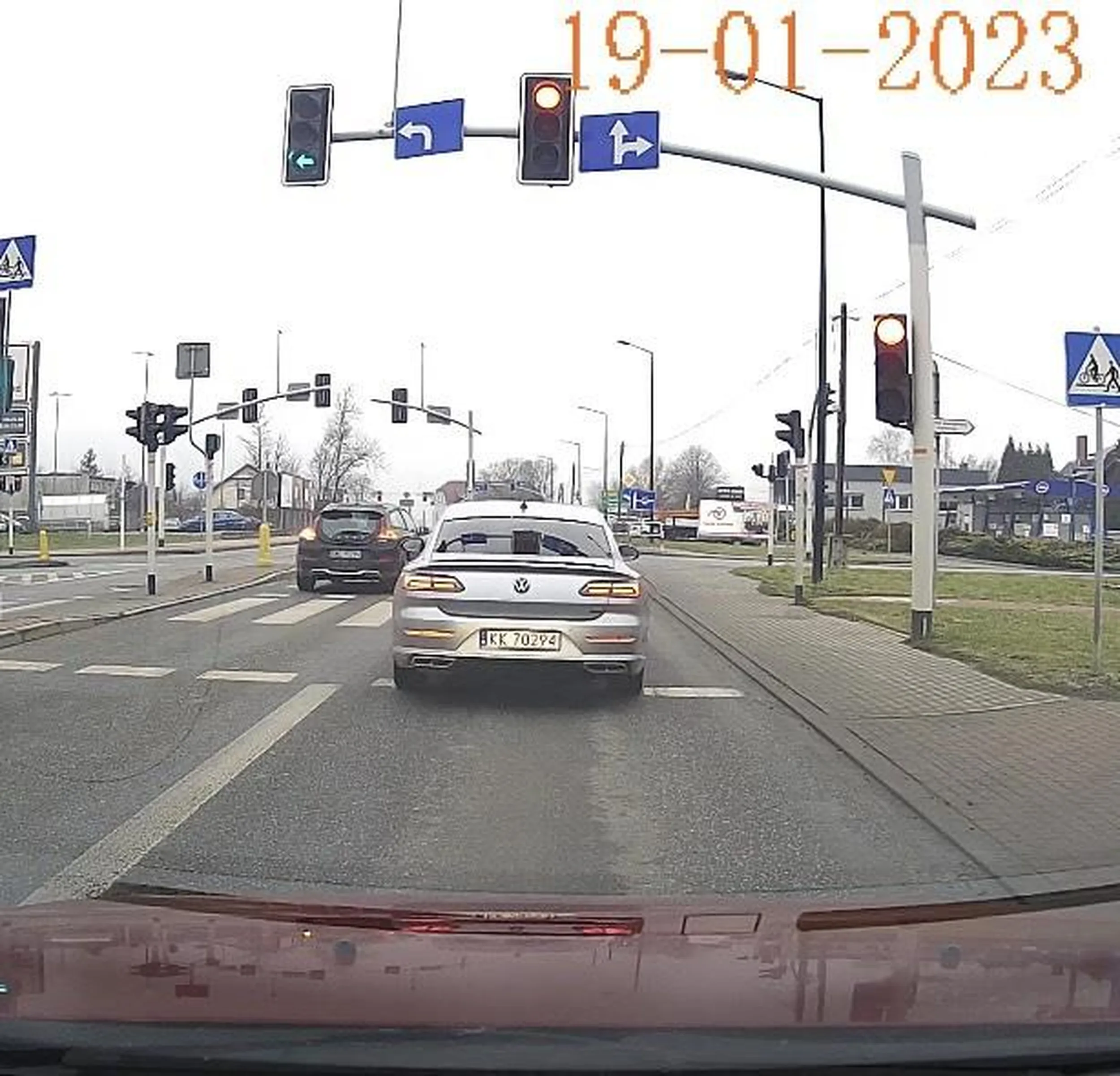 Kierowca nic sobie nie robi z czerwonego światła.