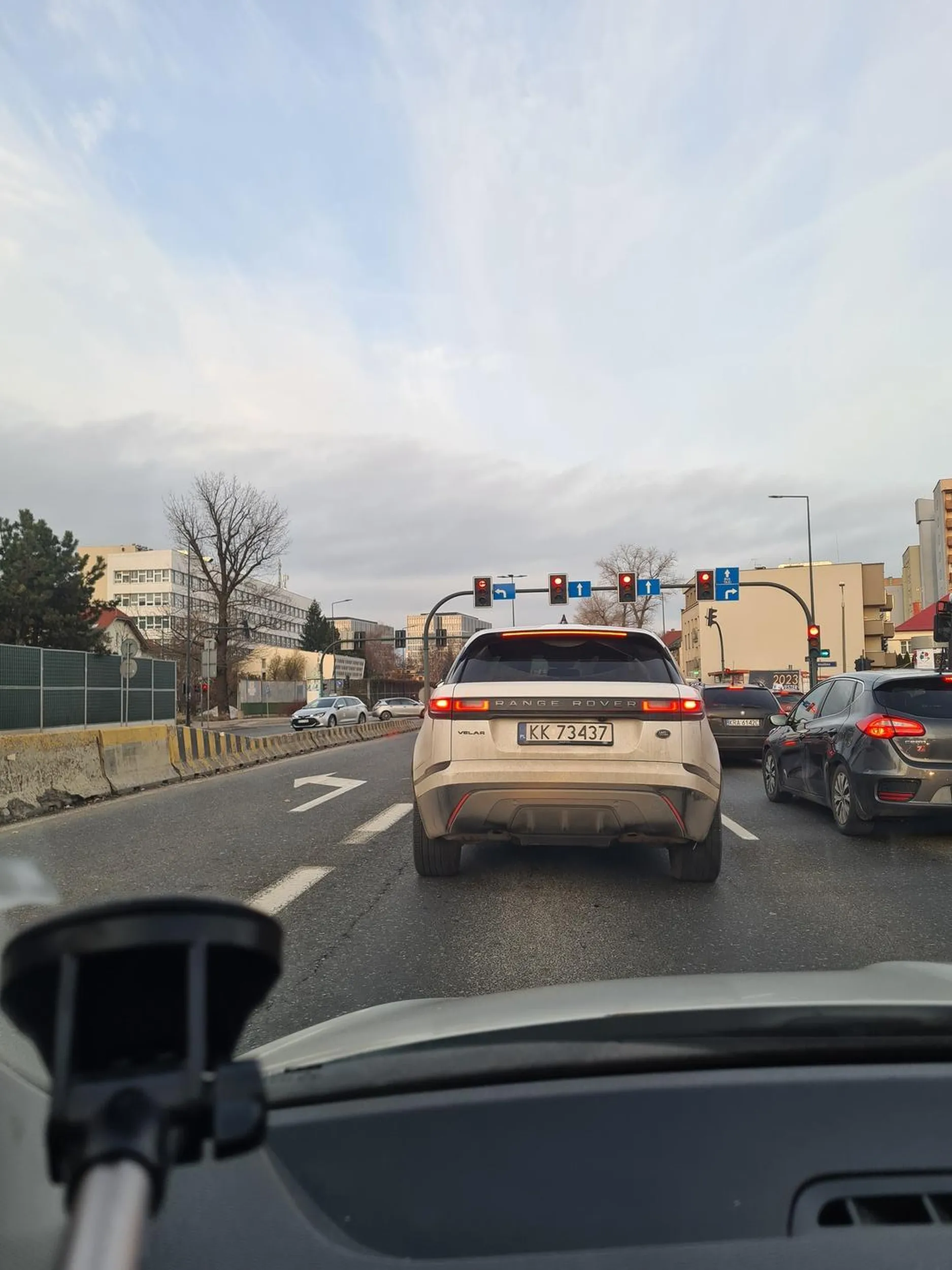 Kierowca jeździ niebezpiecznie i zmienia bezmyślnie pasy ruchu