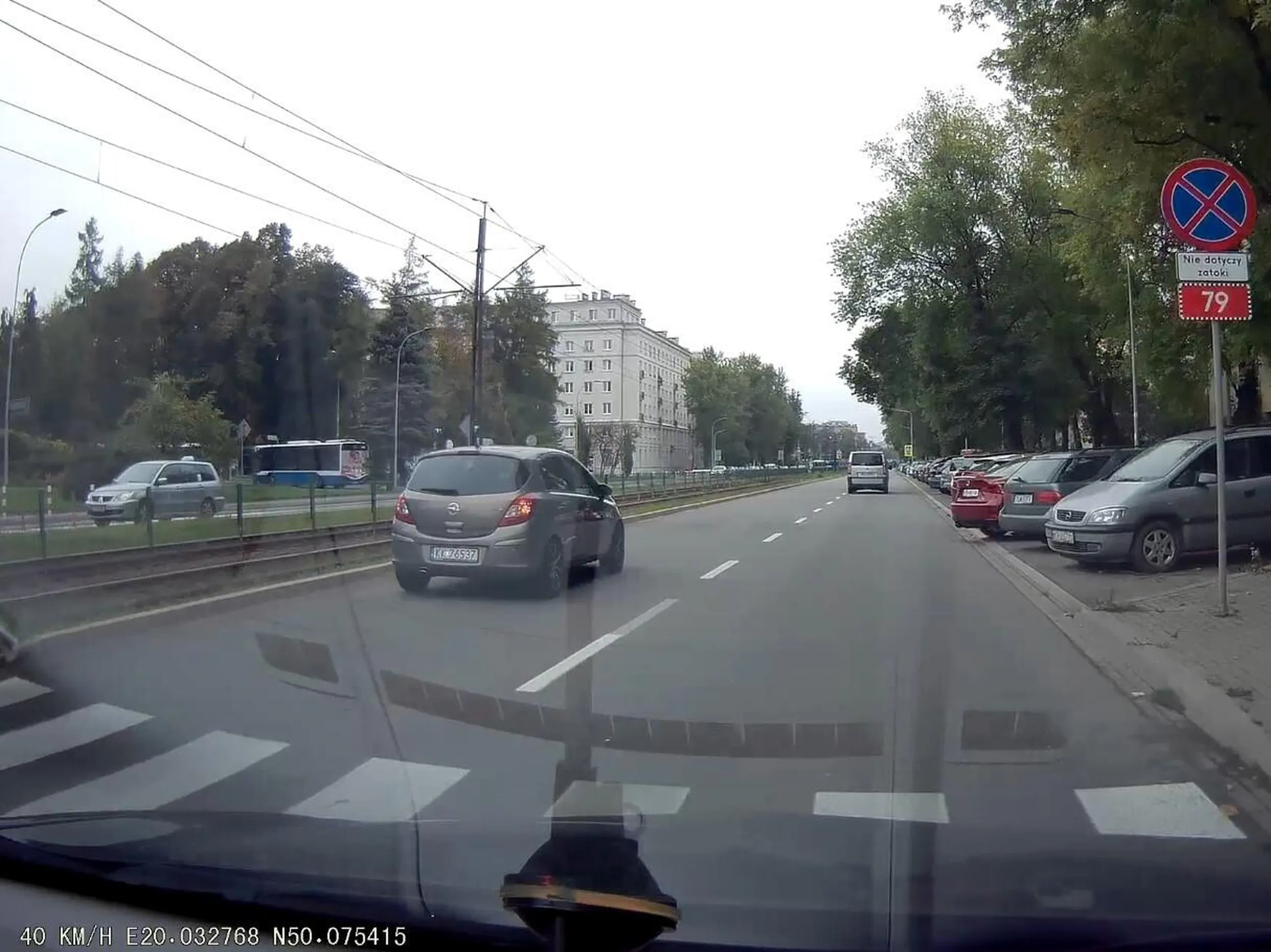 Wyprzedza na przejściu dla pieszych.