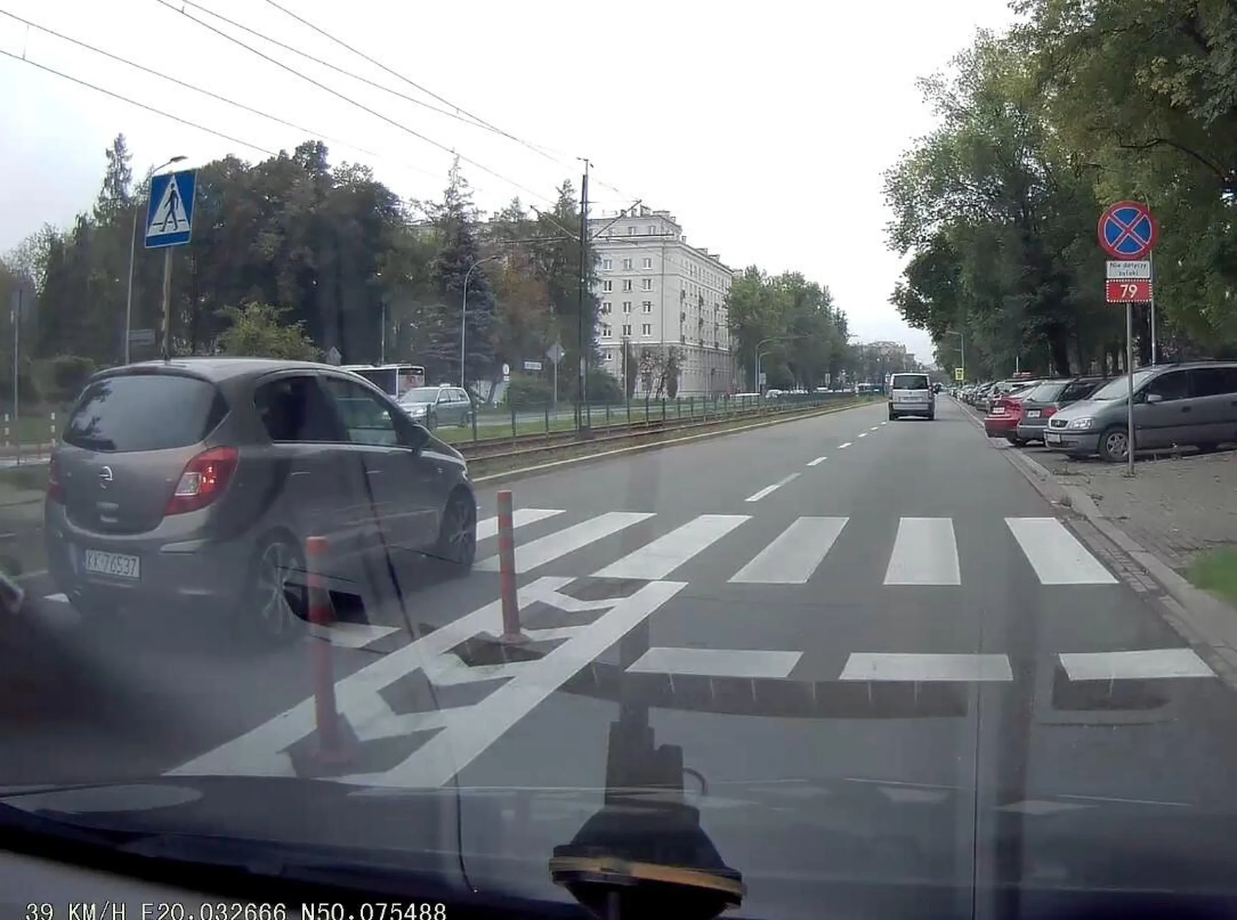 Wyprzedza na przejściu dla pieszych.