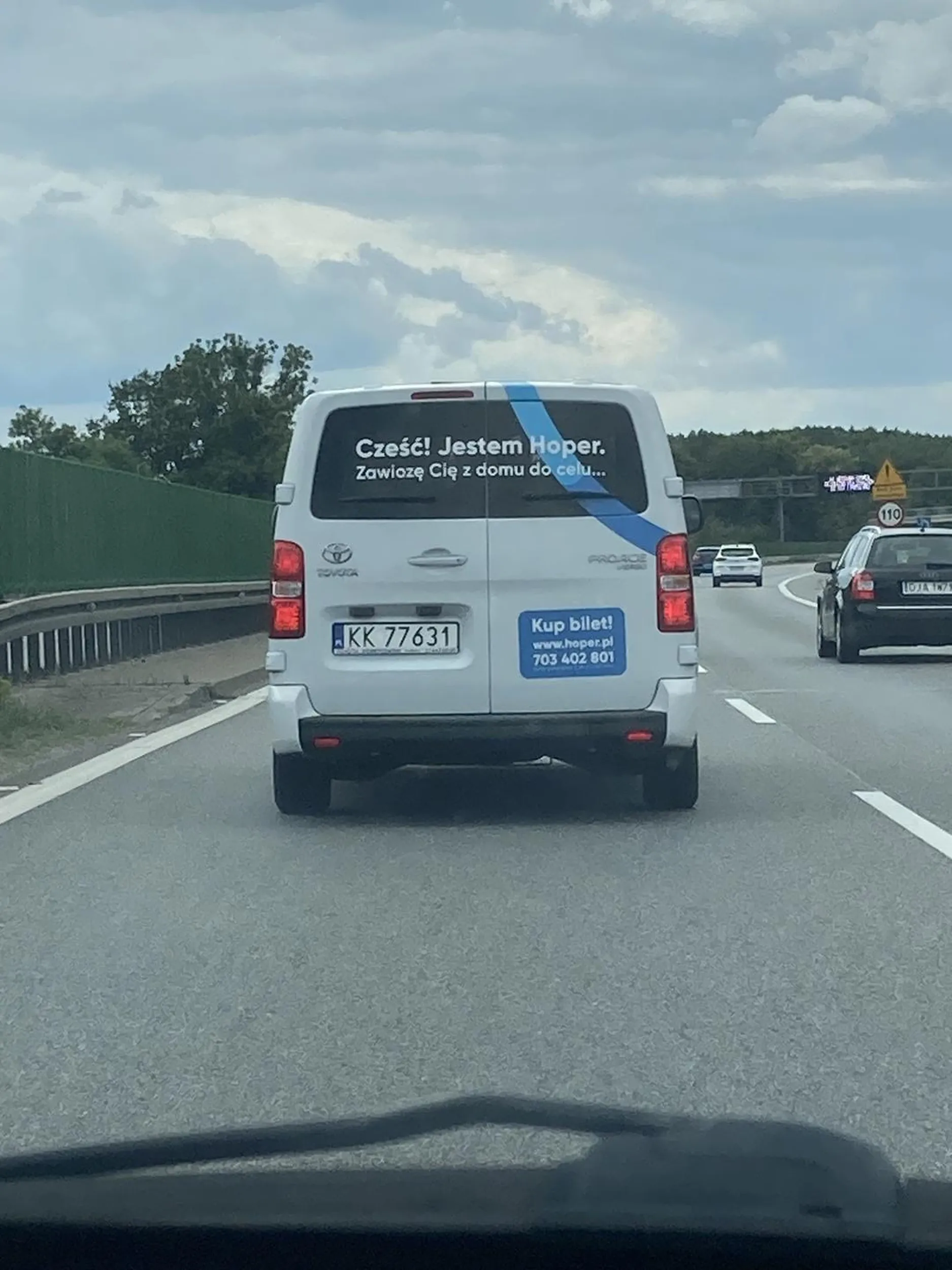 Agresywny kierowca, zajeżdża drogę na autostradzie, wpycha się na partyzanta. Kierowca na nosie posiadał okulary szybkości, nie uprawnia go to do zapierdalania.