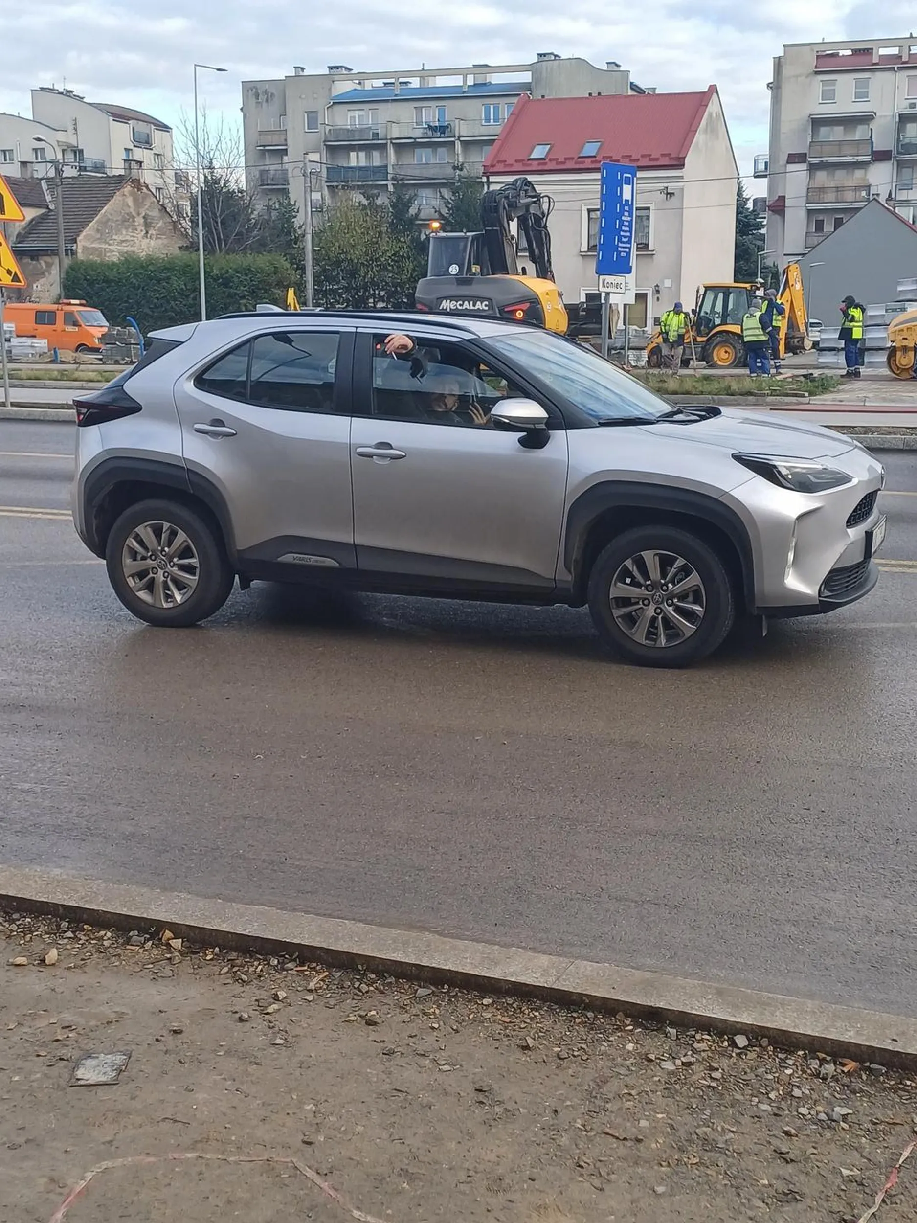 Słaby kierowca i pasażer. Kiepuje za okno. Brak kultury.