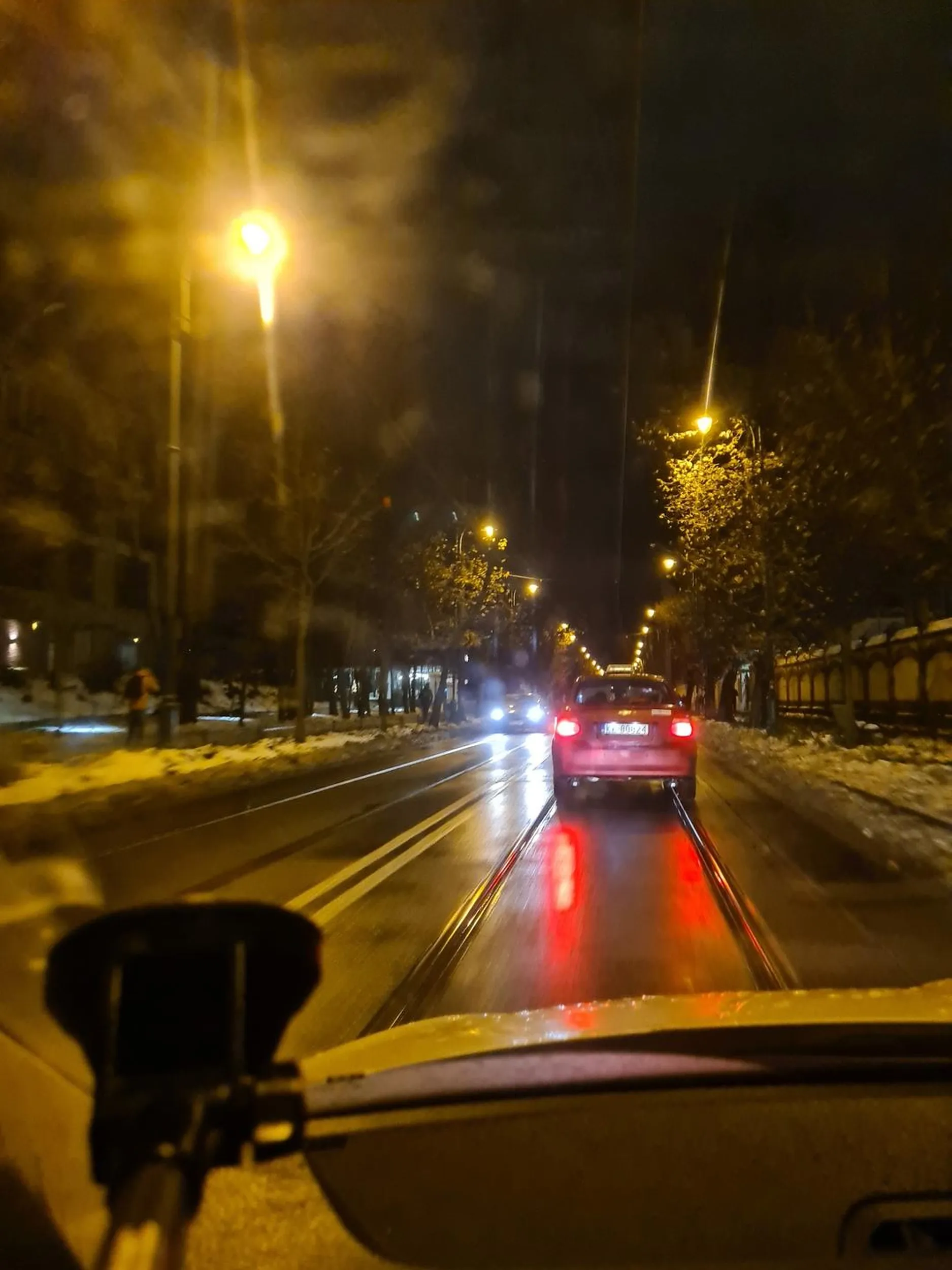 Kierowca bardzo niepewny i to kierowca zawodowy. Wstyd. Nie sygnalizuje wyjazdu z ronda