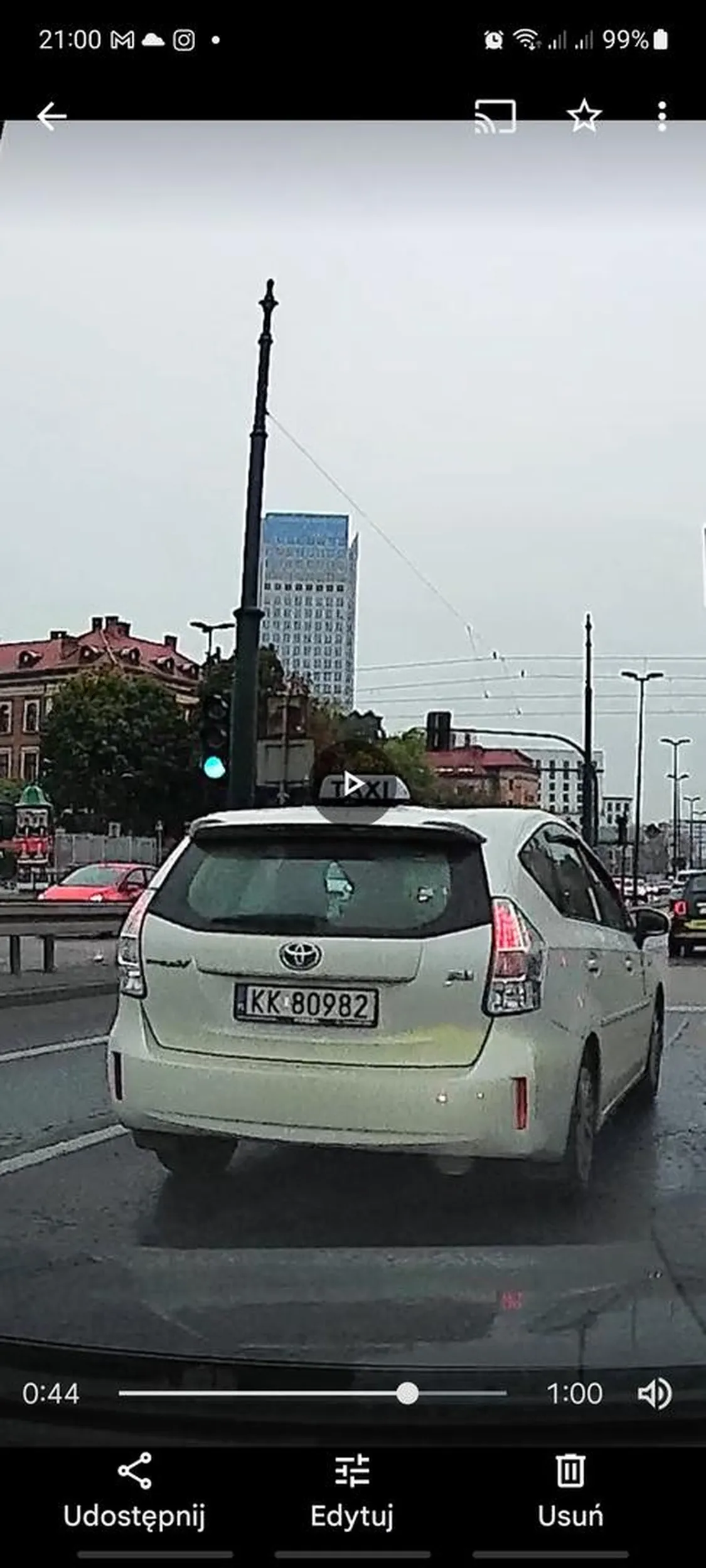 Jazda kierowców taksówek w Krakowie była tu już wiele razy komentowana i wstawiona... Tragedia... po prostu wepchanie się na chama nie zwracanie kompletnie uwagi na pasy i znaki. Tego pana widziałem już któryś raz na drodze i robił to samo.