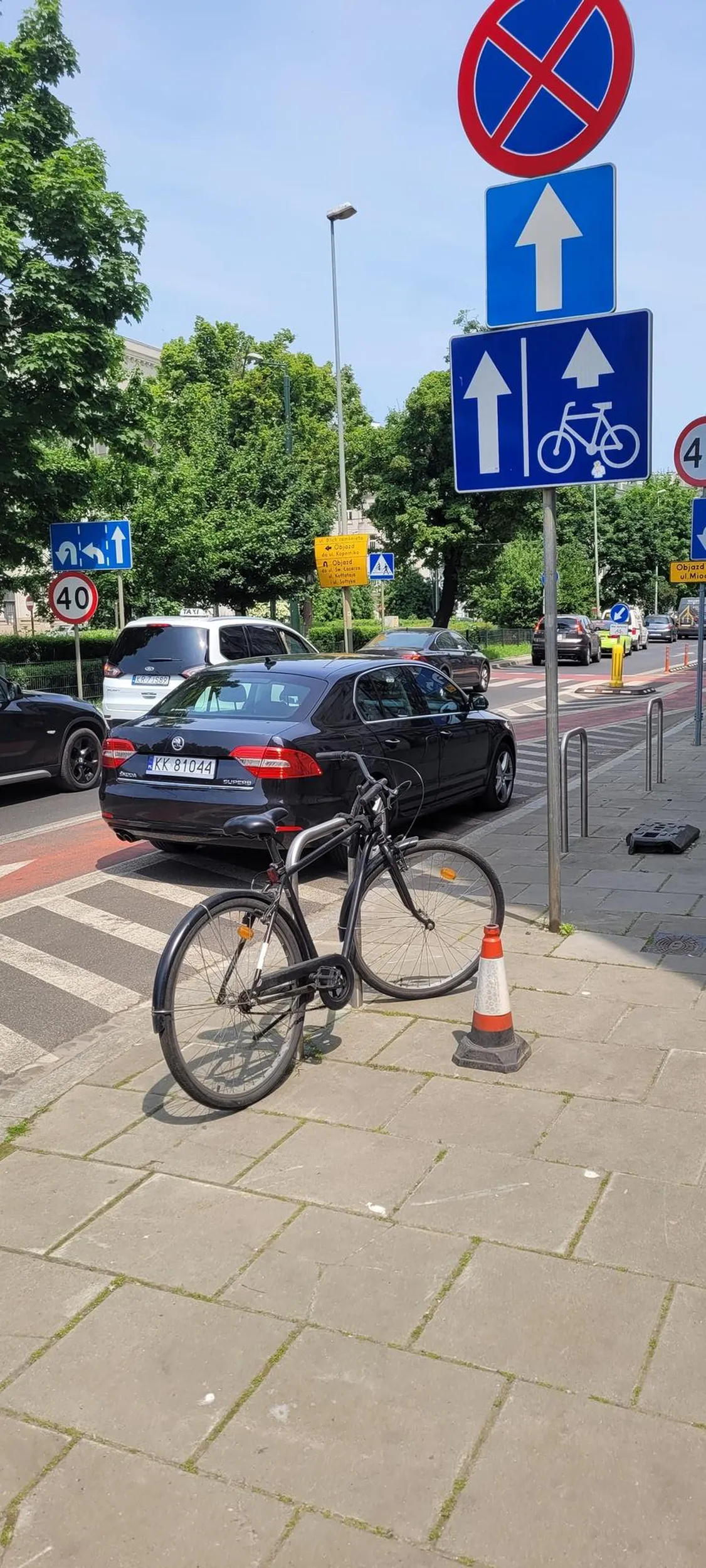 Pani dumnie zaparkowała w niedozwolonym miejscu. Trochę na obszarze wylaczonym z ruchu, trochę na pasie dla rowerów i troche przed przejściem. Ona przeciez tylko na chwilę. No moze dluzsza chwilę. Może to KaKa a może zwykła bezczelność.