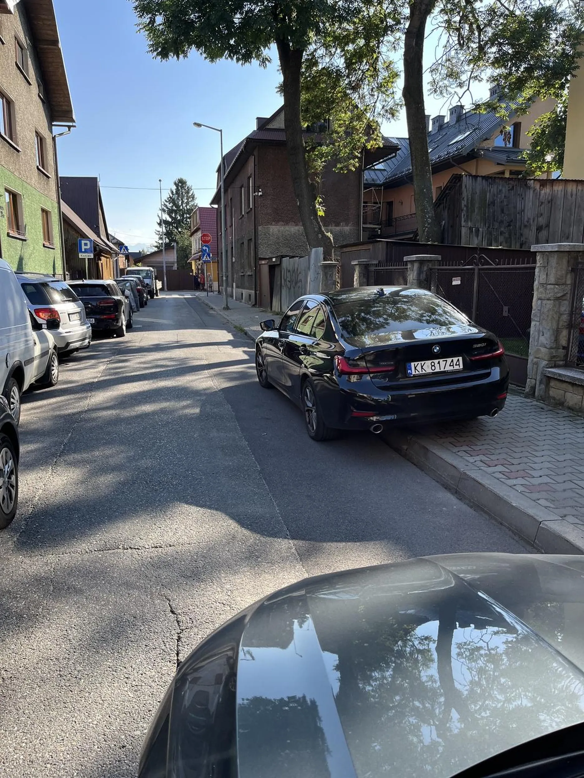 Kierowca zajął pojazdem chodnik i cześć wąskiej drogi. Upomniany ze zablokował drogę. Na moje trąbienie pokazał środkowy palec. I musieliśmy czekać aż łaskawy młodzieniec dopali papieros.