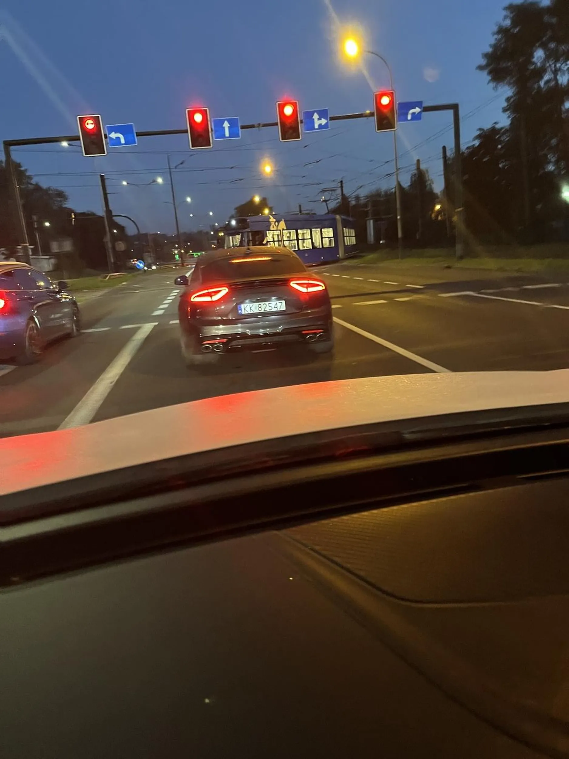 Idiot nie ma pojęcia o podstawowych przepisach wymusza z lewoskrętu jeszcze zajeżdża drogę i stwarza zagrożenie !uwaga na żłoba po sterydach