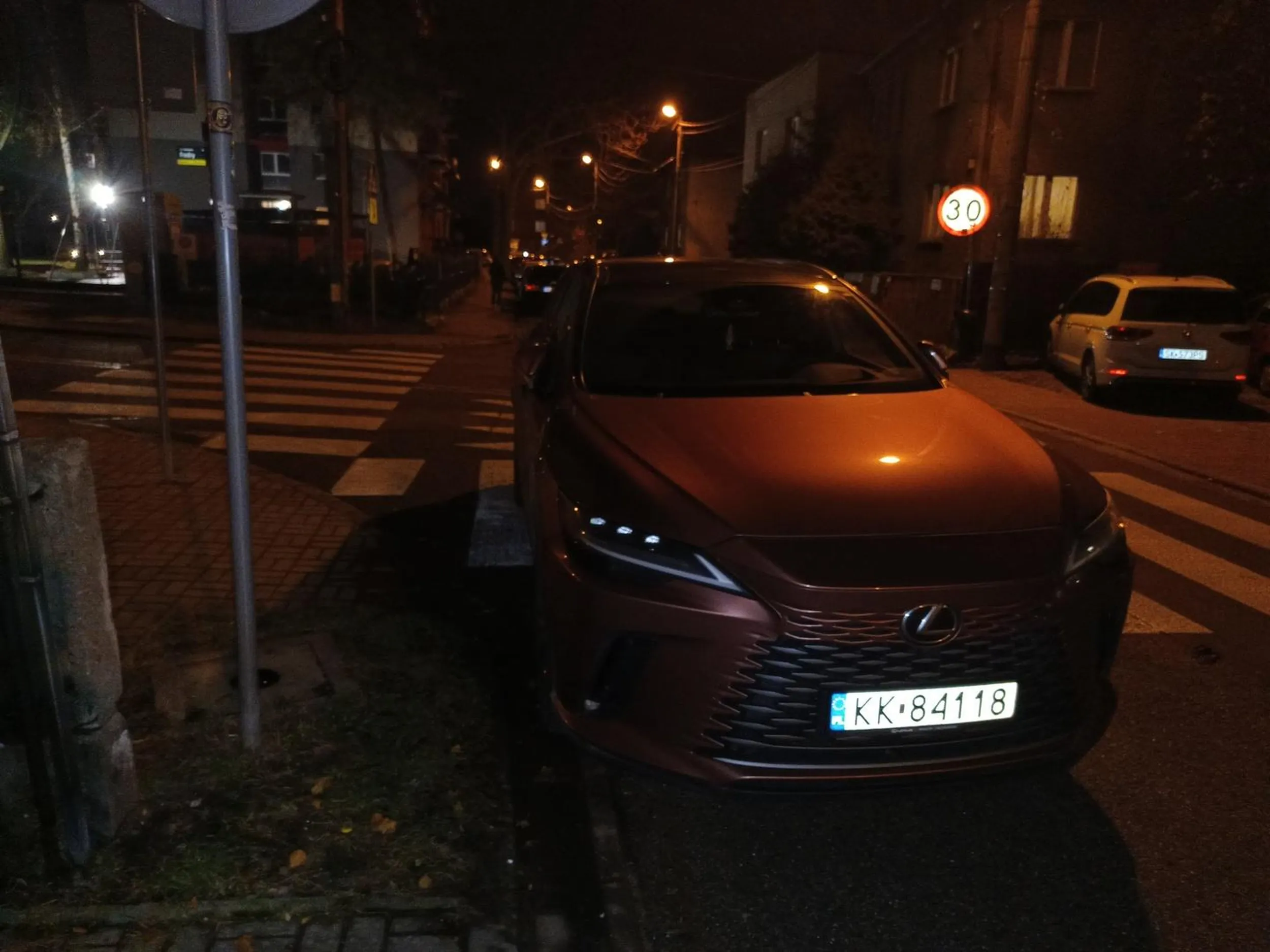 Parkowanie na przejściu dla pieszych...