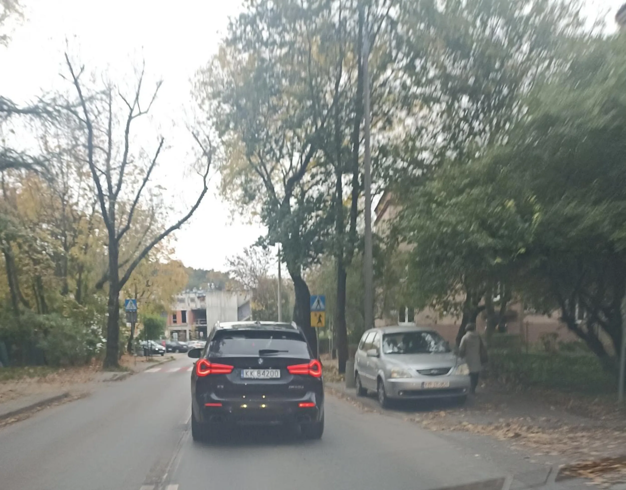 Kuraś. Nie chciało mu się stać w korku do skrętu w Tyniecka to wpycha się z pasa na wprost.