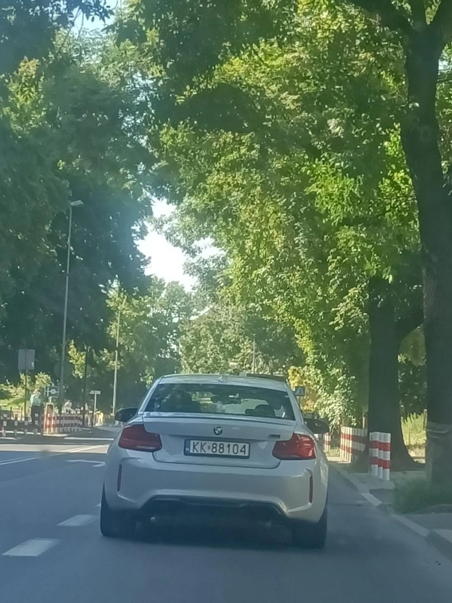 Jeździ jak wariat, wyprzedza na ciągłej, wyprzedza przy szpitalu na Wrocławskiej ,gdzie najczęściej ludzie przechodzą nie na pasach