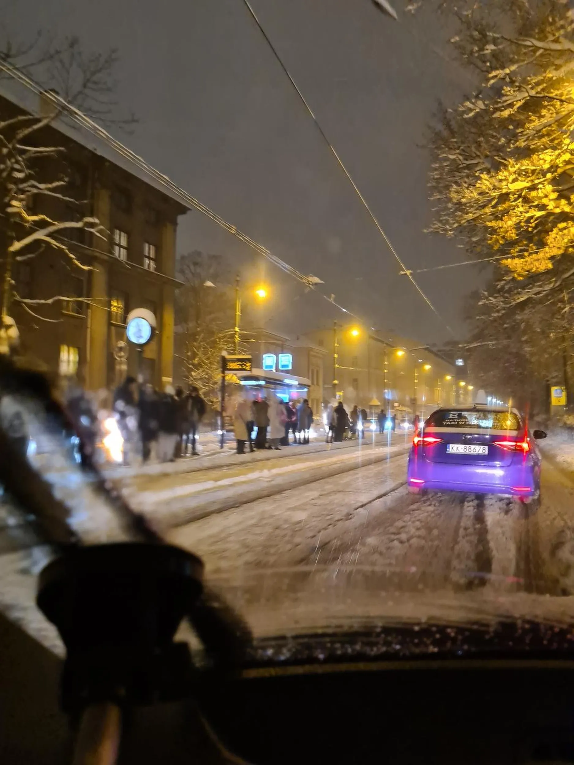 Kierowca zatrzymuje się na przejściu dla pieszych i zabiera pasażera oraz jeździ niebezpiecznie i stwarza zagrożenie na drodze