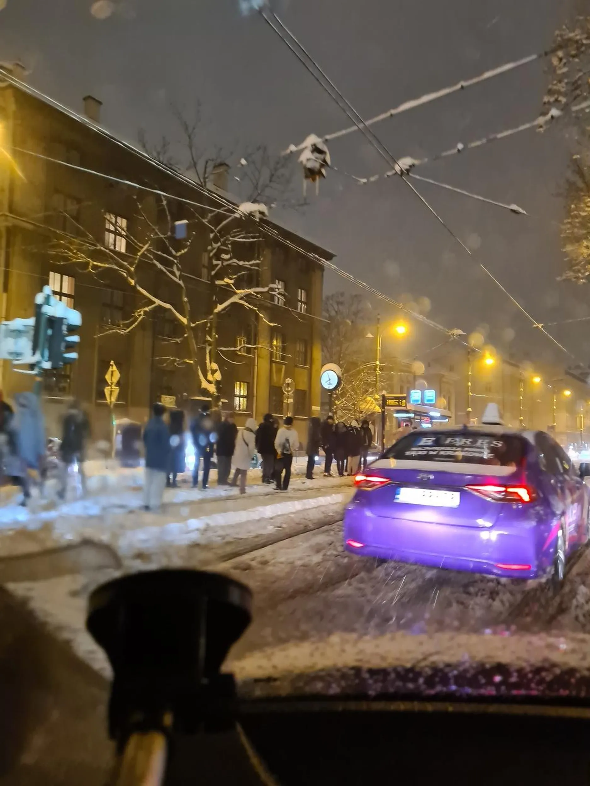 Kierowca zatrzymuje się na przejściu dla pieszych i zabiera pasażera oraz jeździ niebezpiecznie i stwarza zagrożenie na drodze