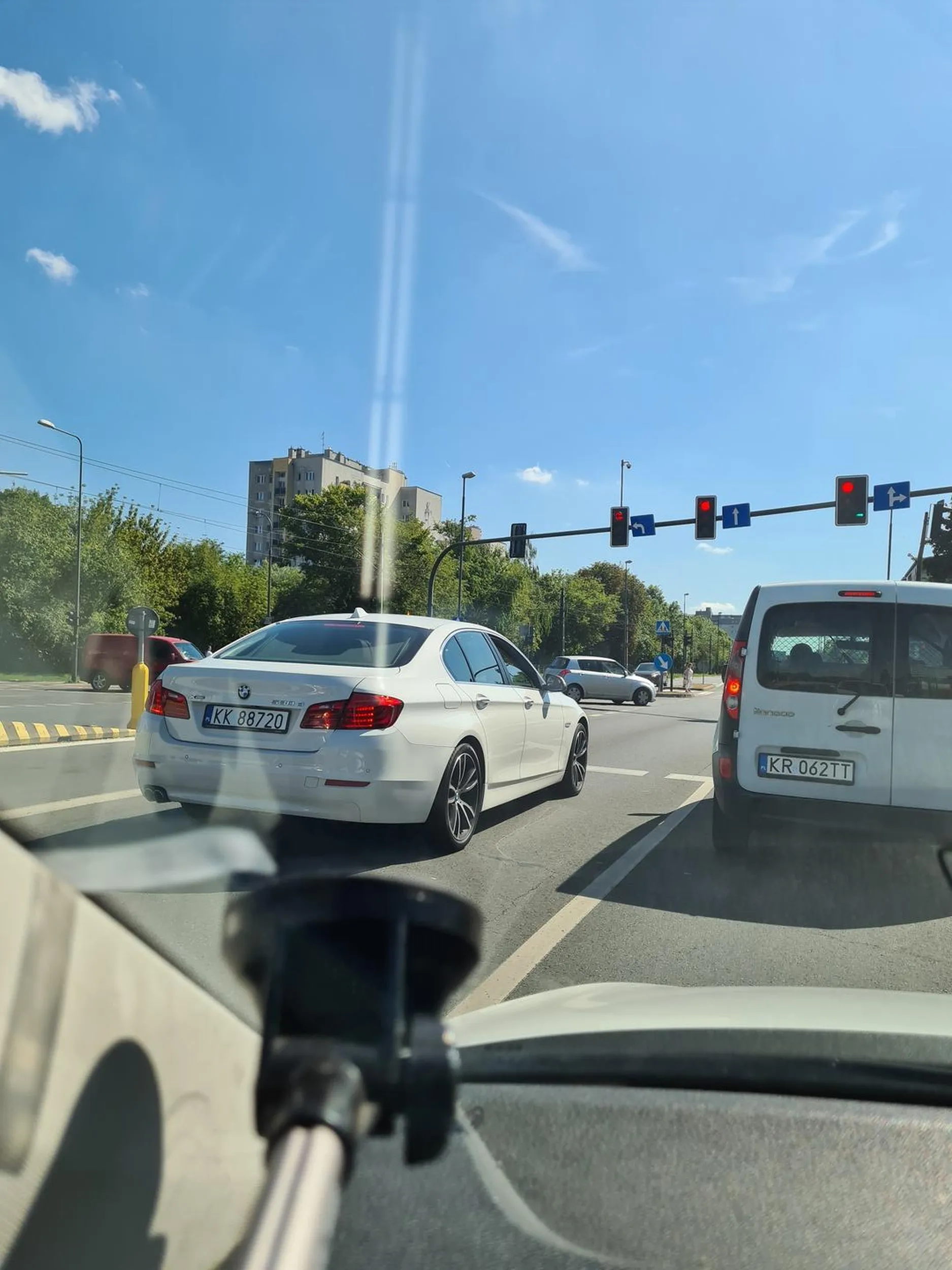 Kierowca nerwowy wyprzedza pasem do jazdy w innym kierunku. Przekracza prędkość